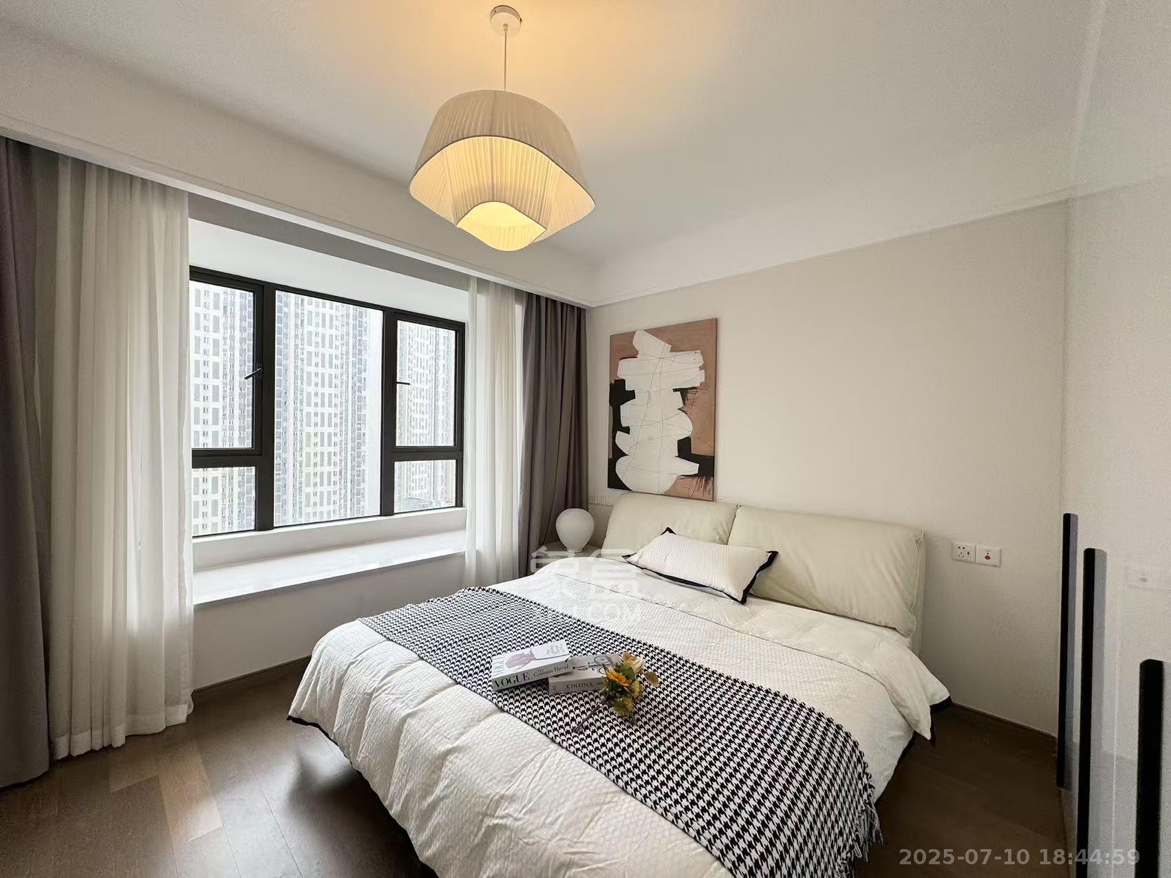 龙湖铂金中心(龙湖春江郦城) 3室2厅2卫 6800.0元/月 龙湖铂金中心(龙湖春江郦城) 3室2厅2卫 6800.0元/月室内图