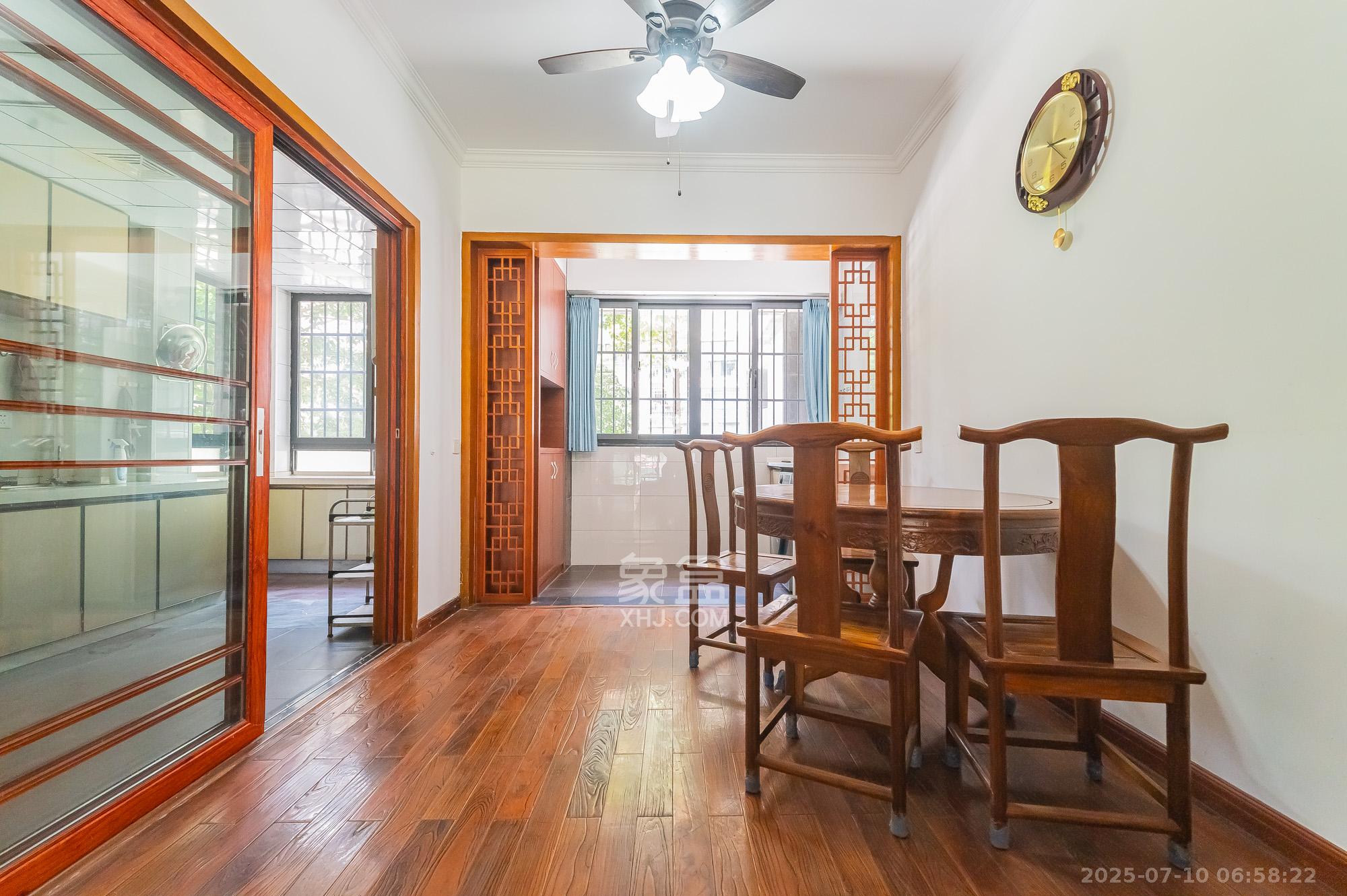 深业睿城  4室2厅2卫    112.0万客厅