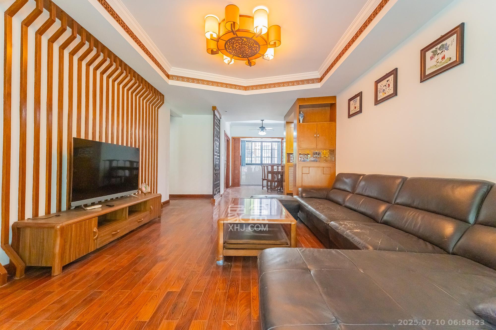 深业睿城  4室2厅2卫    112.0万客厅