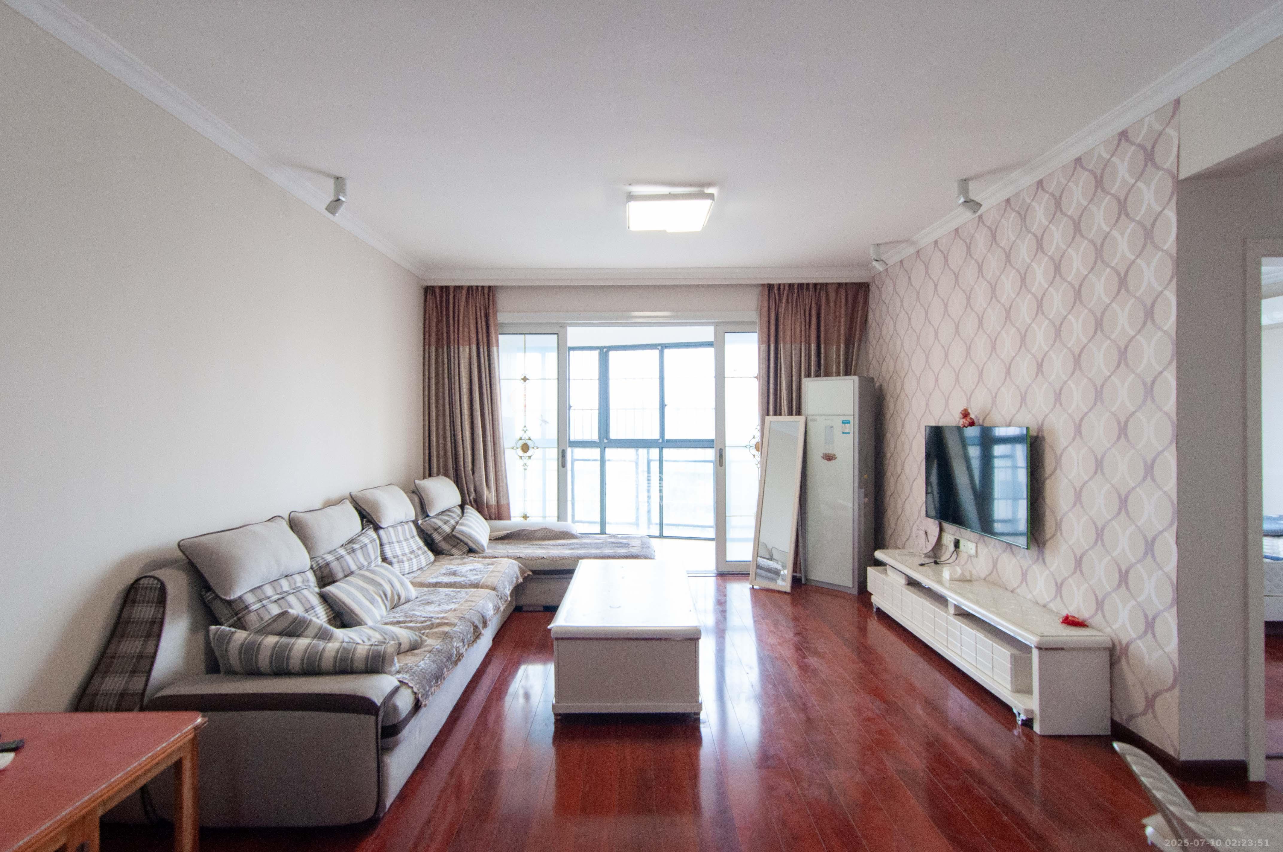 海林馨香雅苑  3室2厅1卫    73.8万 海林馨香雅苑  3室2厅1卫    73.8万客厅