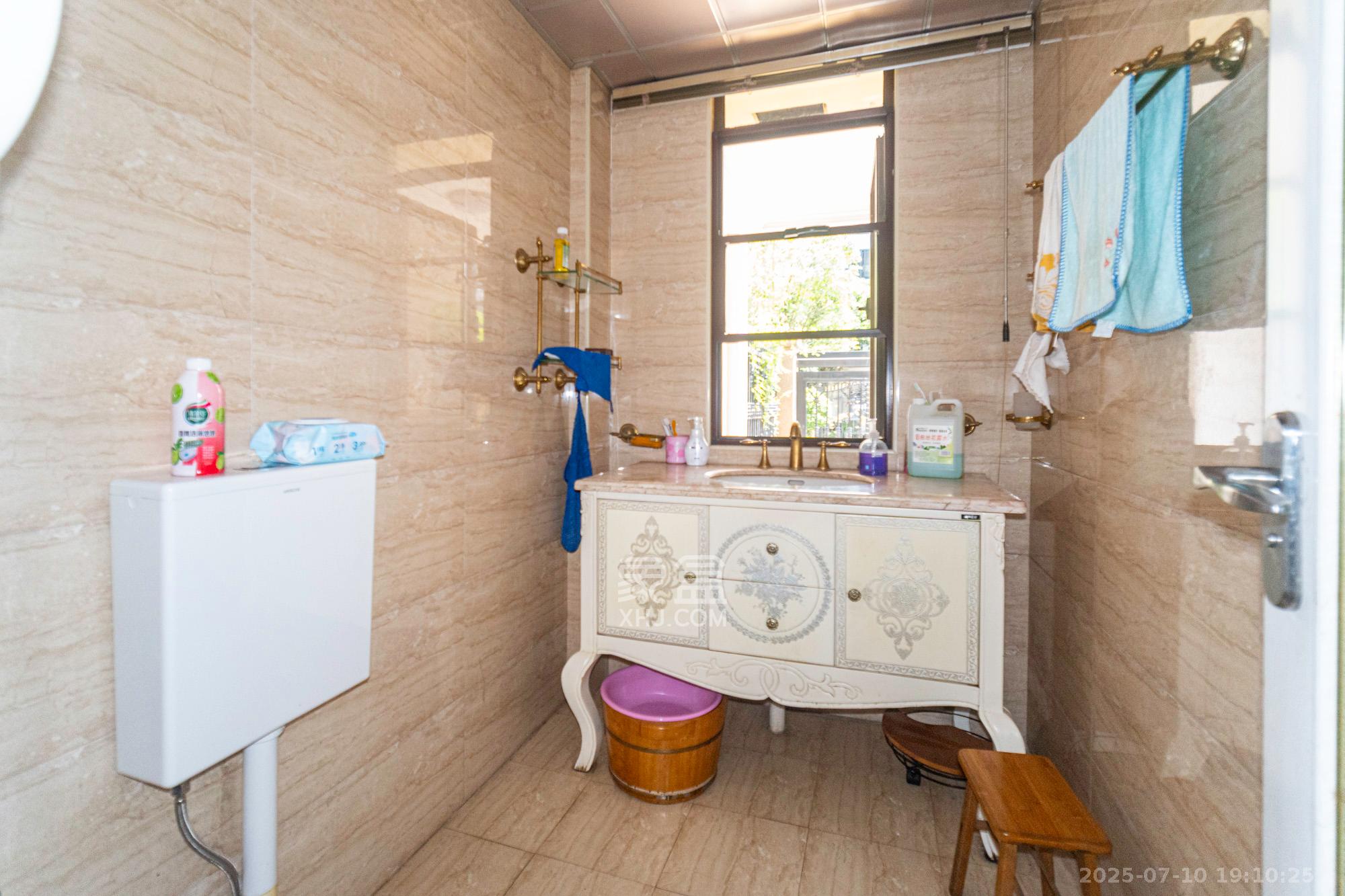 山水湾  5室2厅4卫    498.0万 山水湾  5室2厅4卫    498.0万卫生间