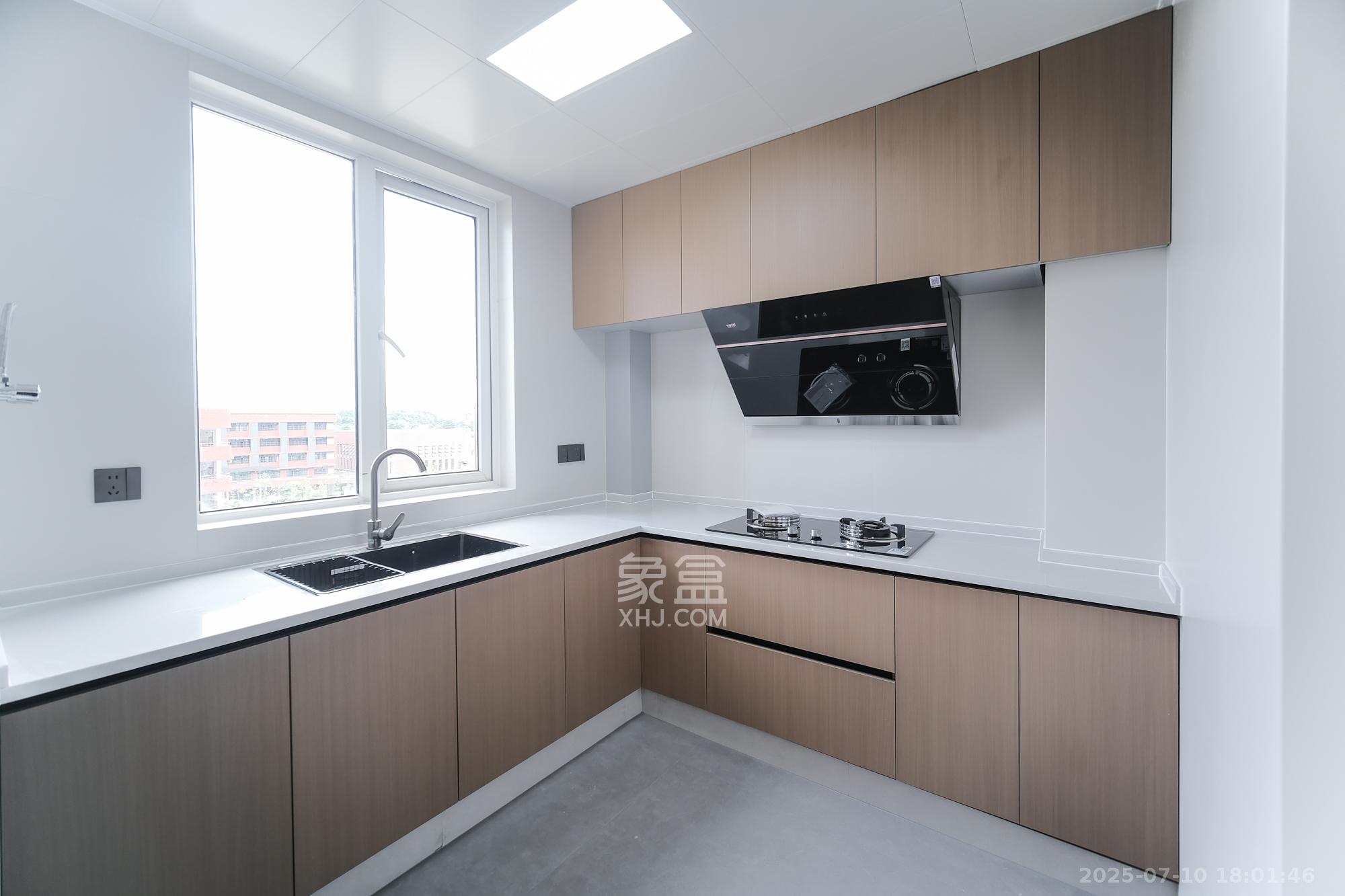 保利香槟国际  4室2厅2卫    102.8万 保利香槟国际  4室2厅2卫    102.8万厨房