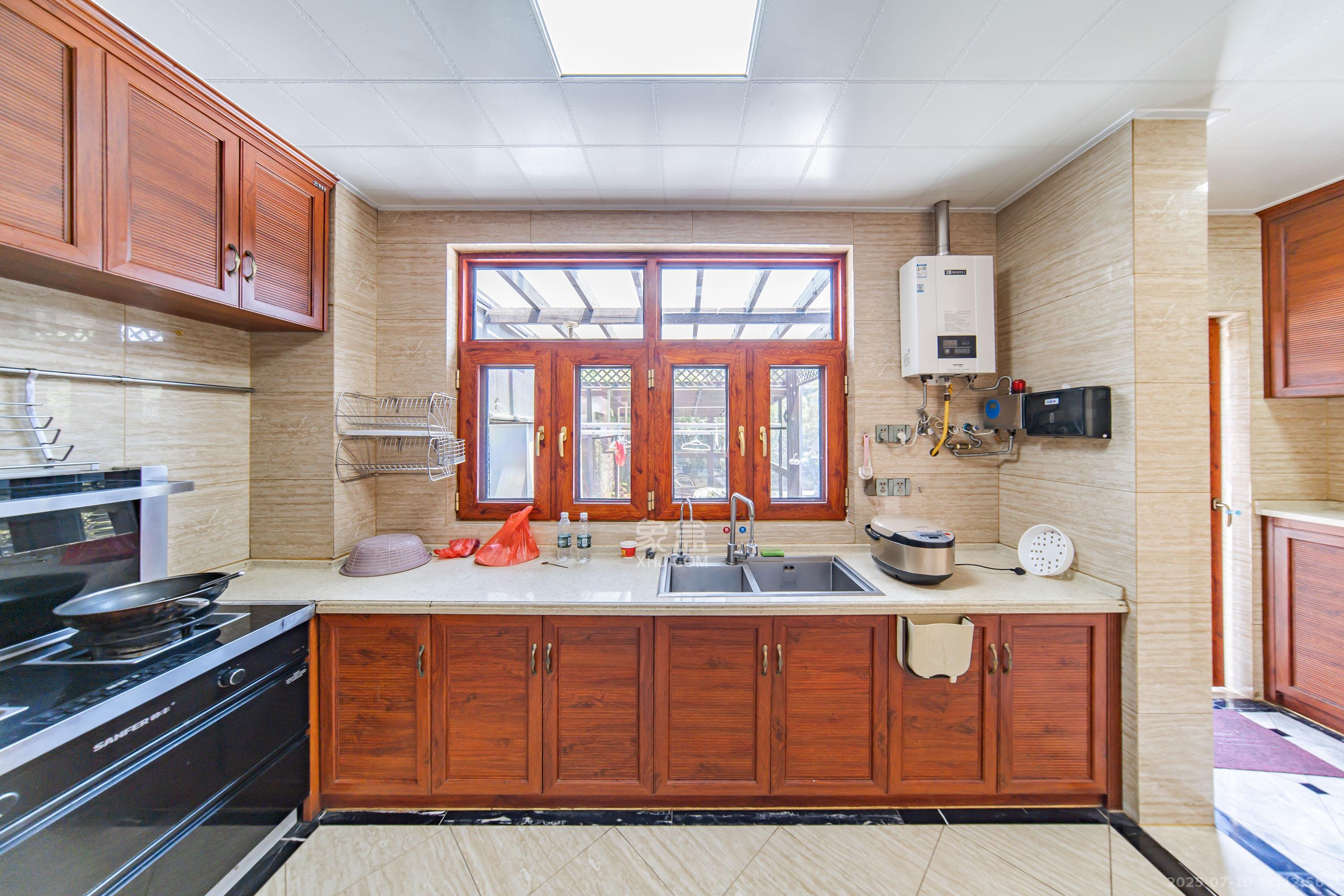 金科东方大院五期  5室2厅3卫    590.0万厨房