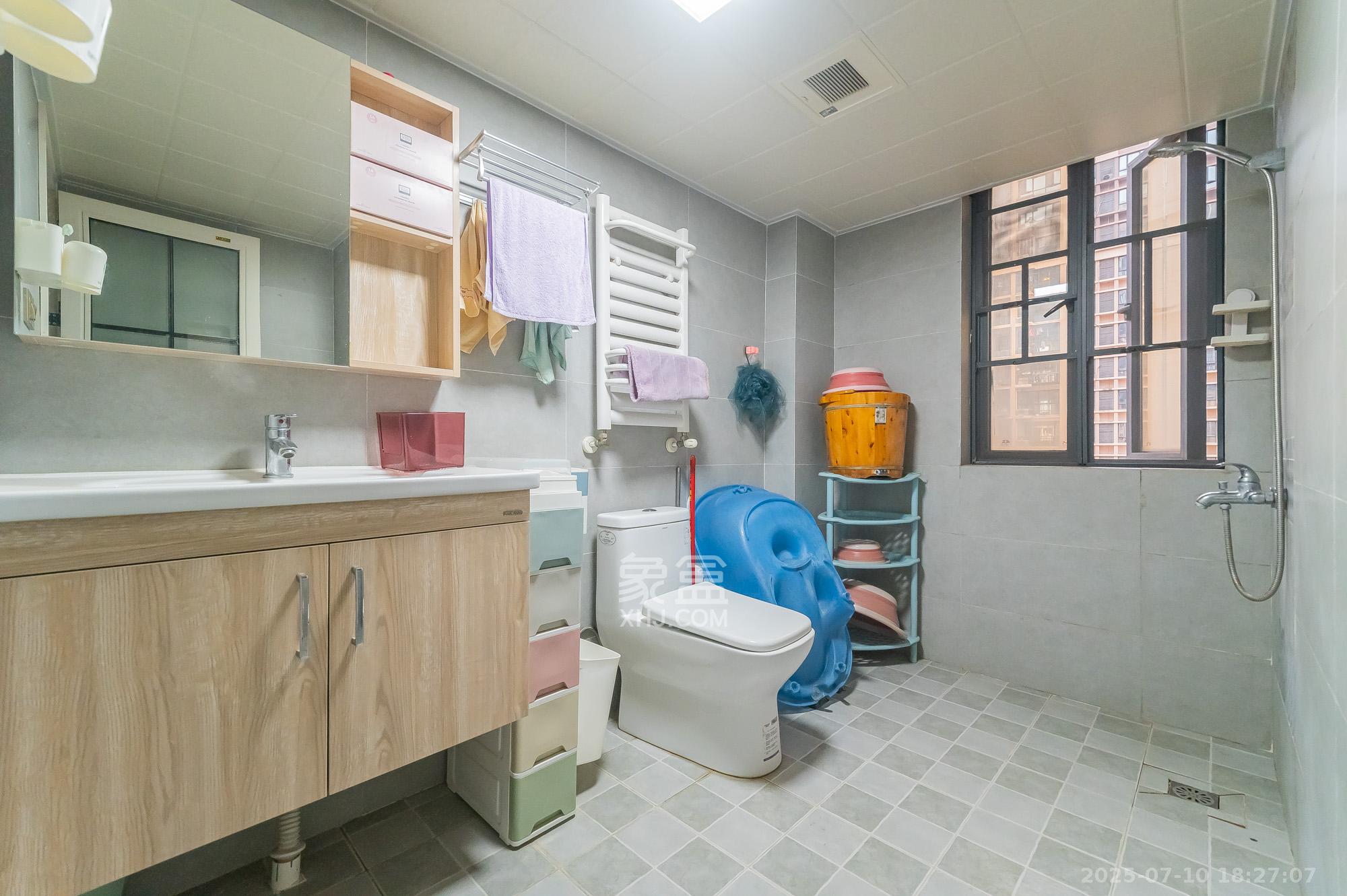 深业睿城  4室2厅1卫    121.8万 深业睿城  4室2厅1卫    121.8万卫生间