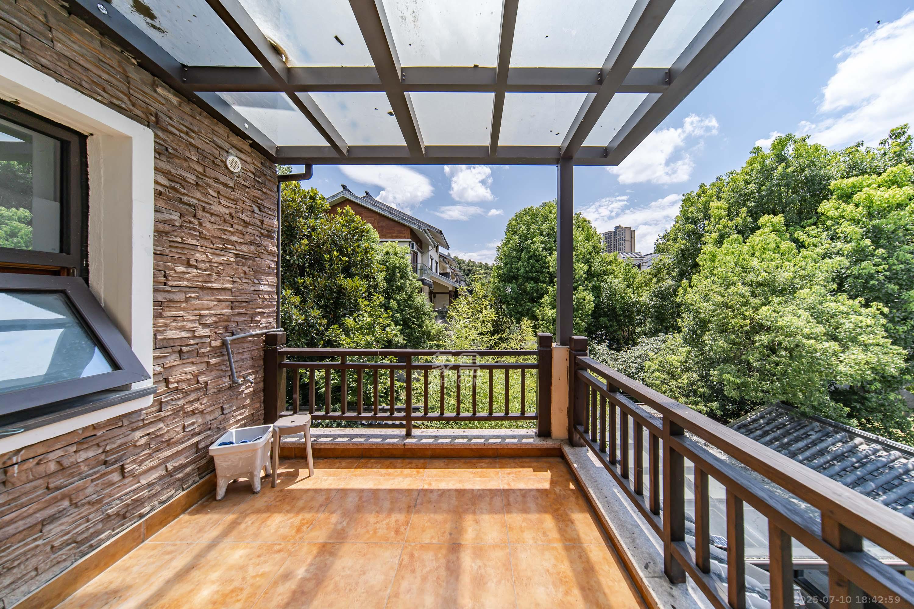 金科东方大院五期  5室2厅3卫    590.0万阳台