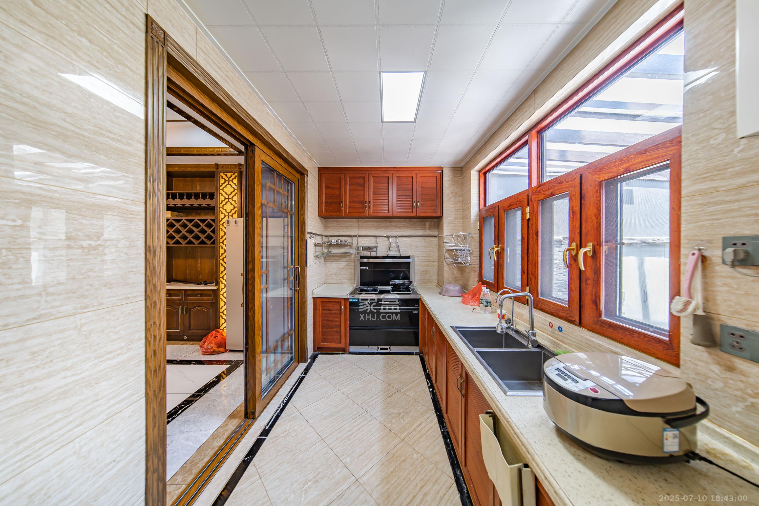 金科东方大院五期  5室2厅3卫    590.0万 金科东方大院五期  5室2厅3卫    590.0万厨房