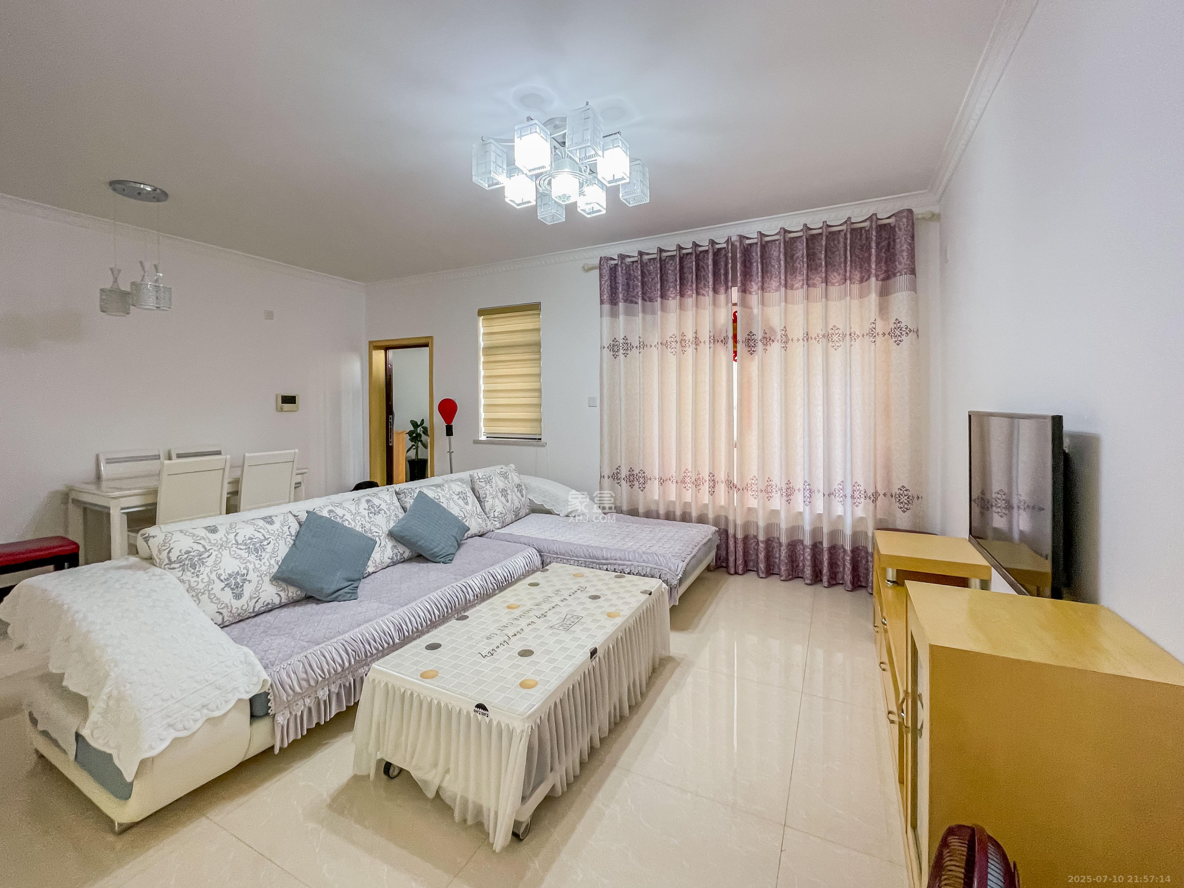 中国铁建国际城一期 3室2厅1卫 55.0万 中国铁建国际城一期 3室2厅1卫 55.0万客厅