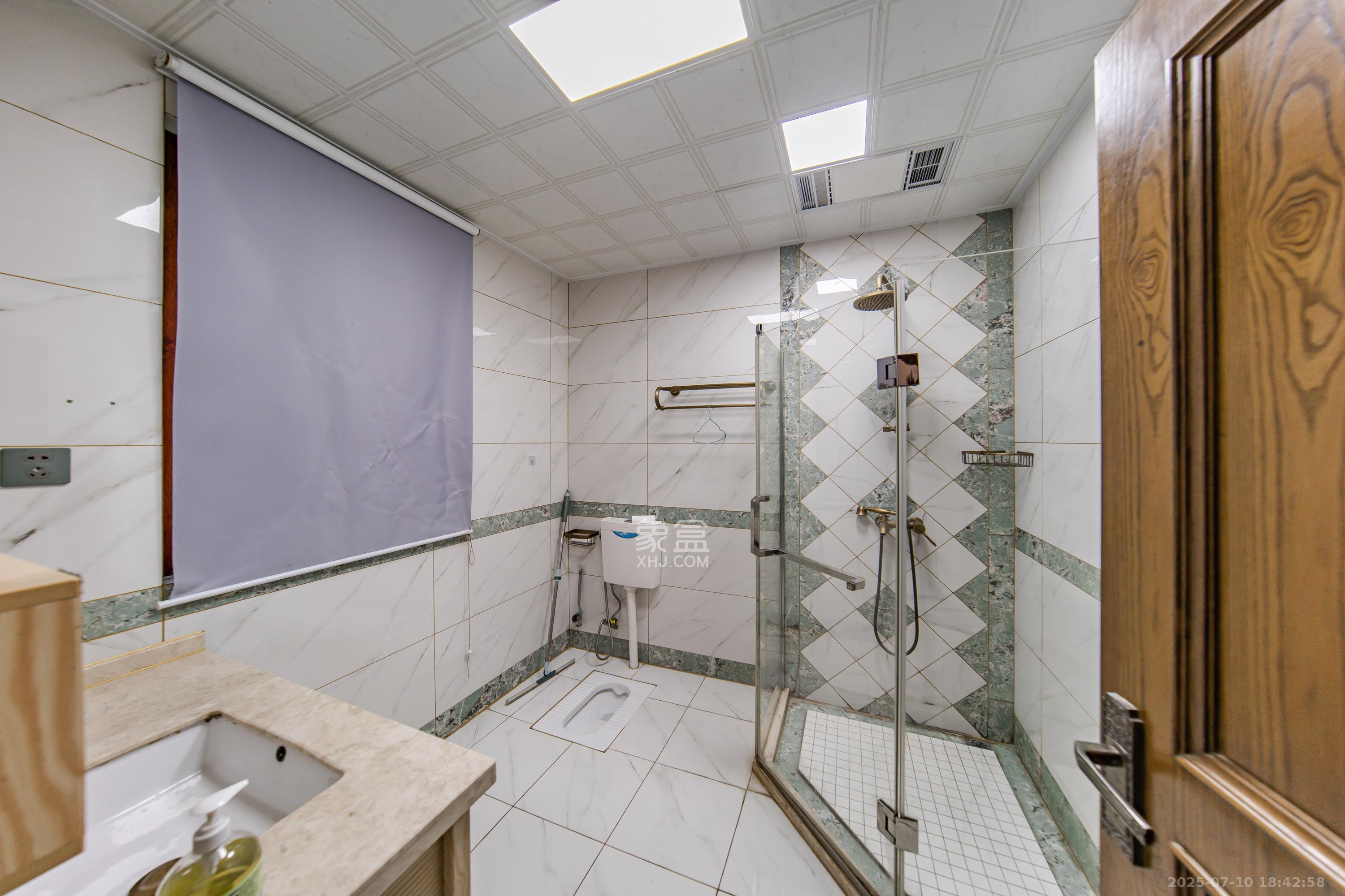 金科东方大院五期  5室2厅3卫    590.0万卫生间