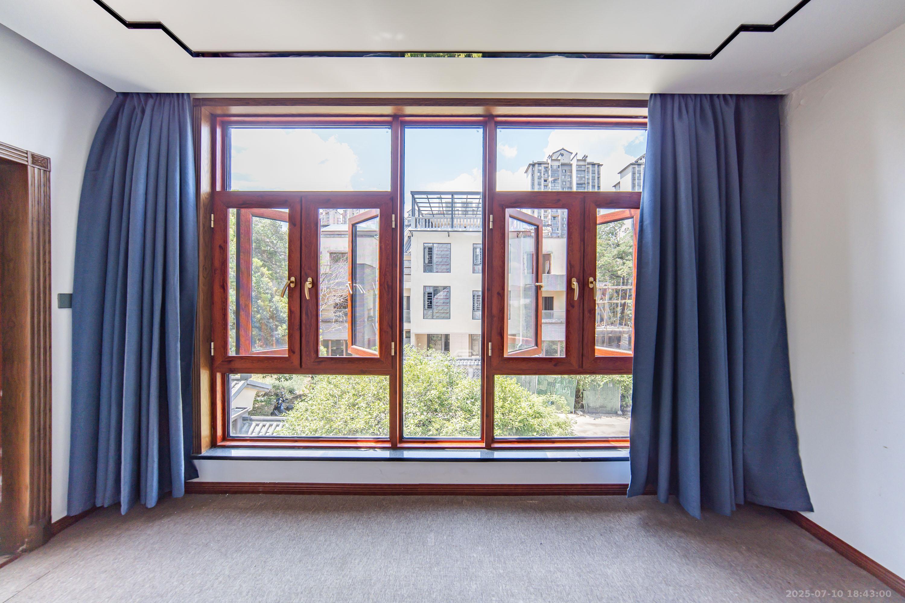 金科东方大院五期  5室2厅3卫    590.0万 金科东方大院五期  5室2厅3卫    590.0万阳台