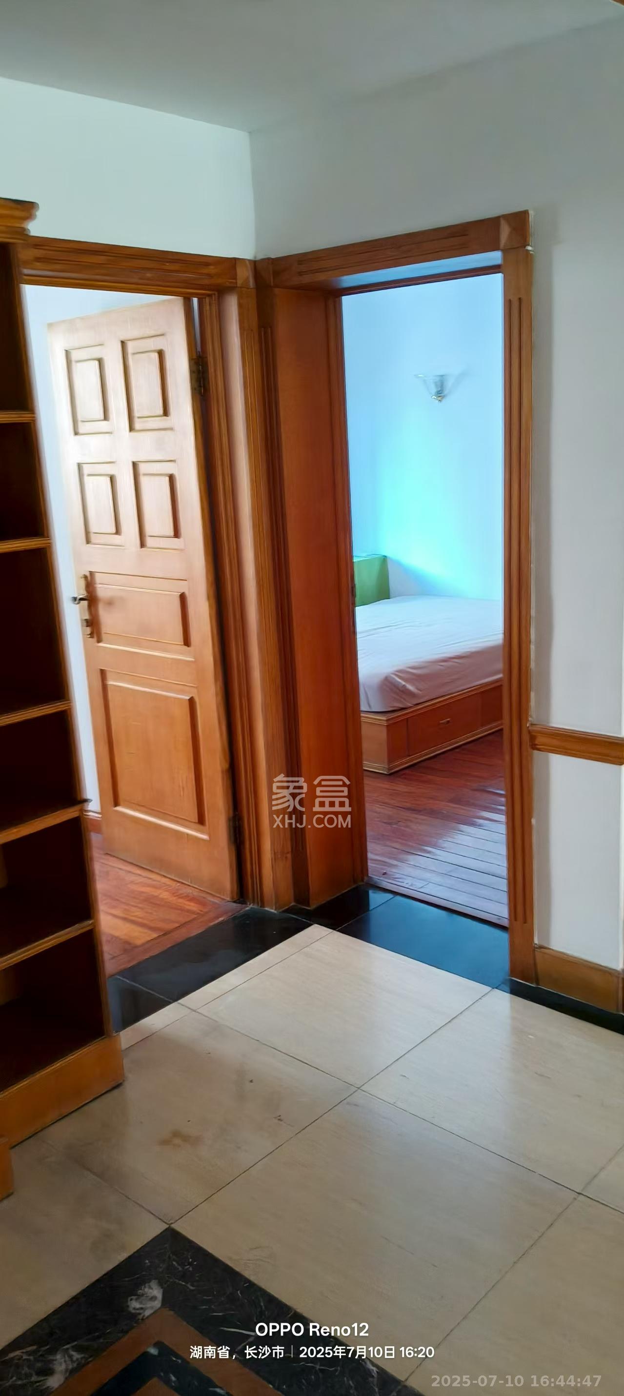 海华花园(京电大厦)  3室2厅1卫    2200.0元/月 海华花园(京电大厦)  3室2厅1卫    2200.0元/月室内图