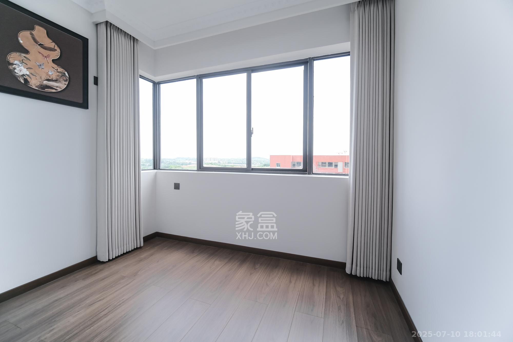 保利香槟国际  4室2厅2卫    102.8万 保利香槟国际  4室2厅2卫    102.8万卧室