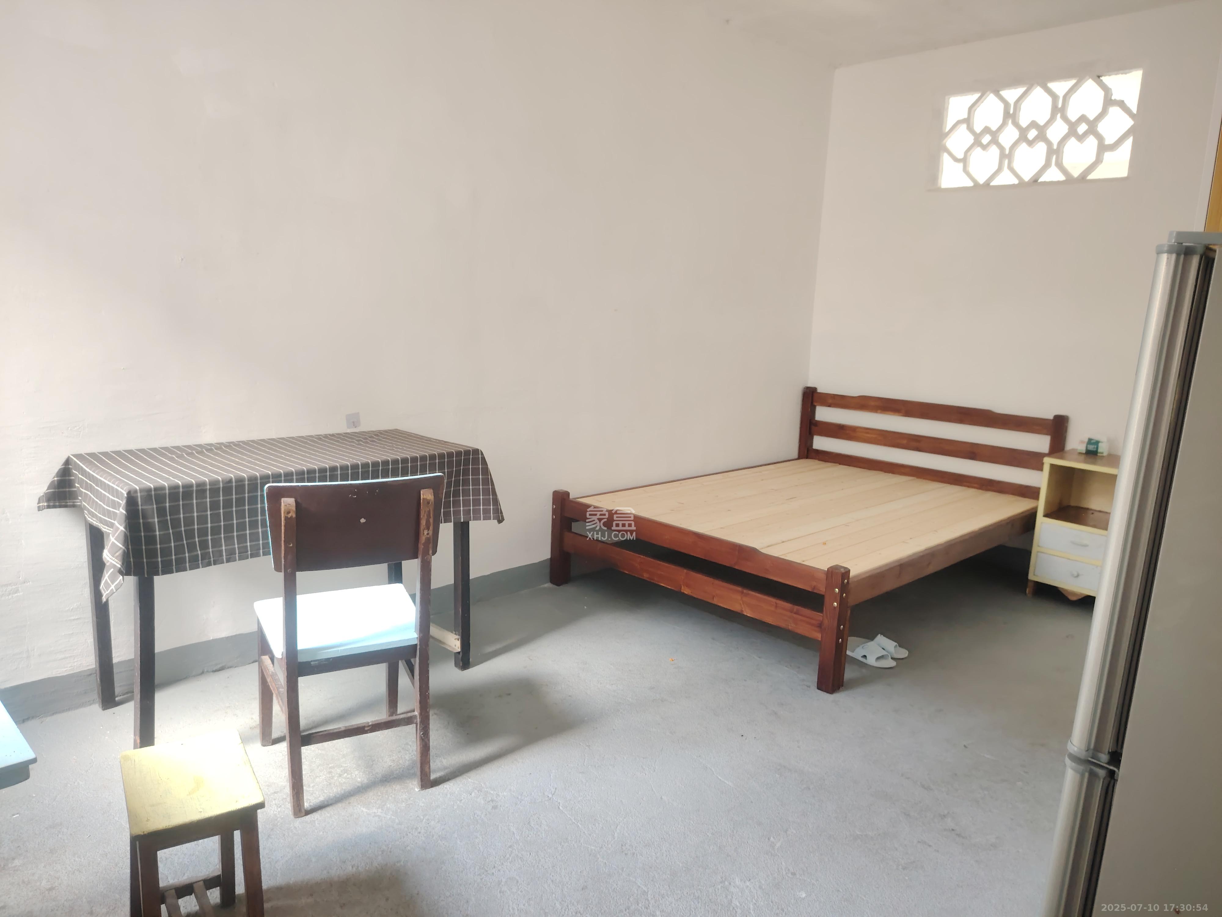 八一路散盘 2室1厅1卫 2100.0元/月 八一路散盘 2室1厅1卫 2100.0元/月室内图