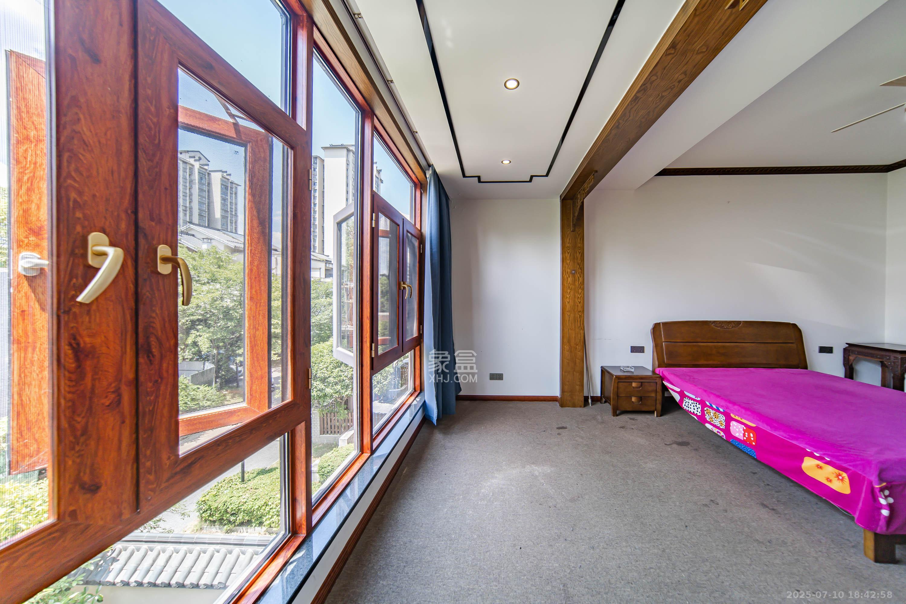 金科东方大院五期  5室2厅3卫    590.0万 金科东方大院五期  5室2厅3卫    590.0万阳台