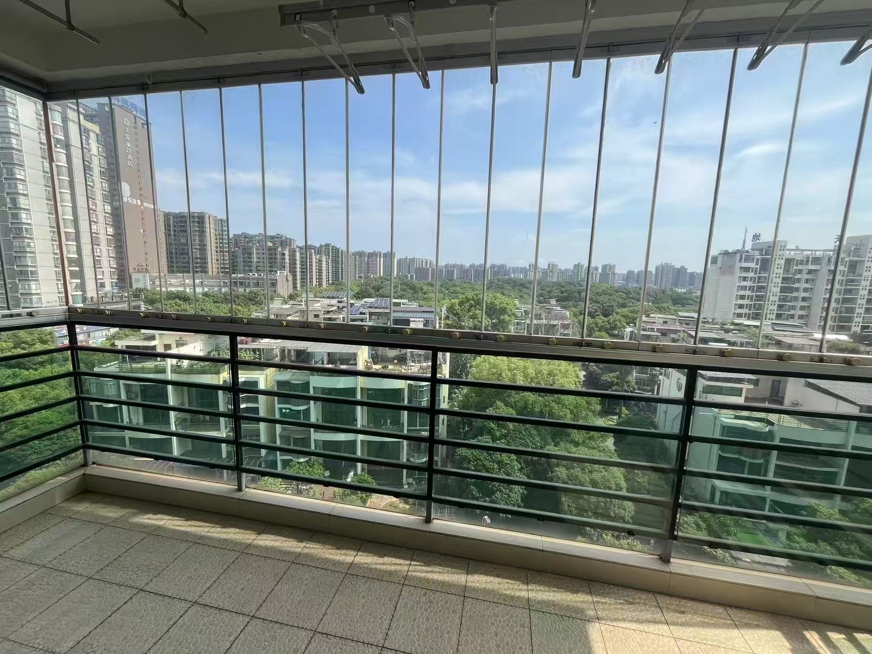 雁能.领秀天地  4室2厅2卫   80.00万客厅