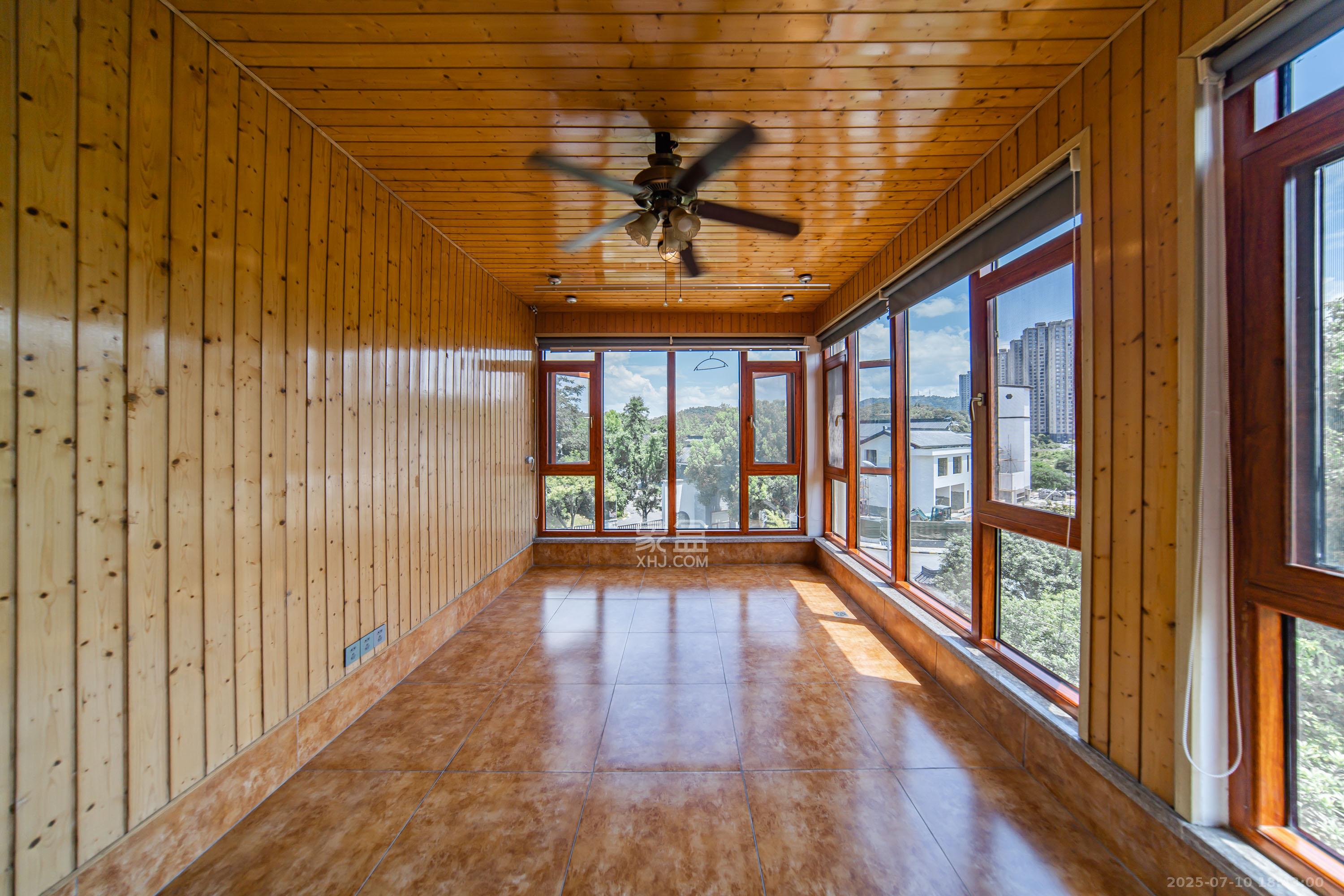 金科东方大院五期  5室2厅3卫    590.0万阳台