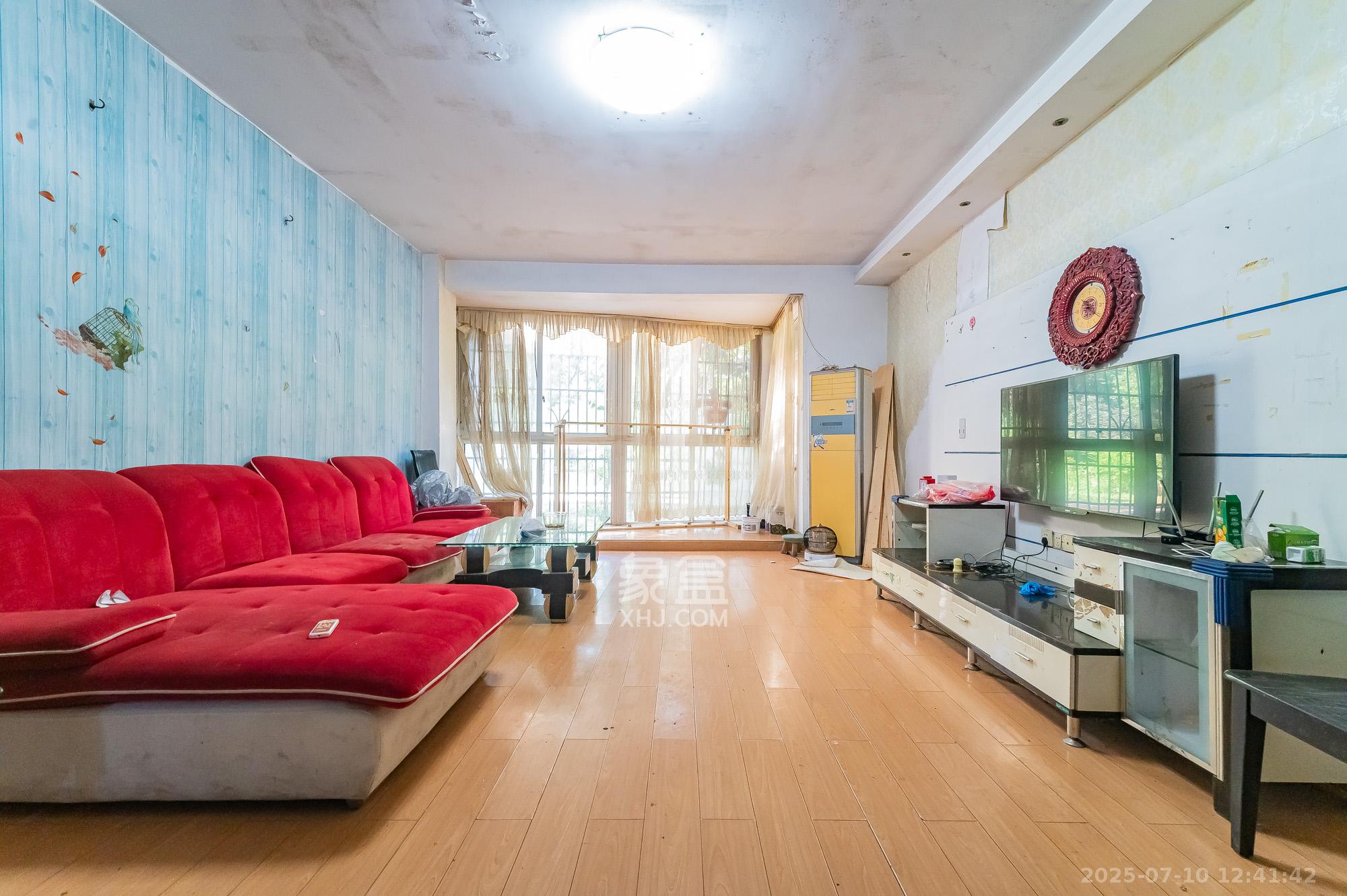 幸福洋房 4室2厅2卫 79.8万 幸福洋房 4室2厅2卫 79.8万客厅