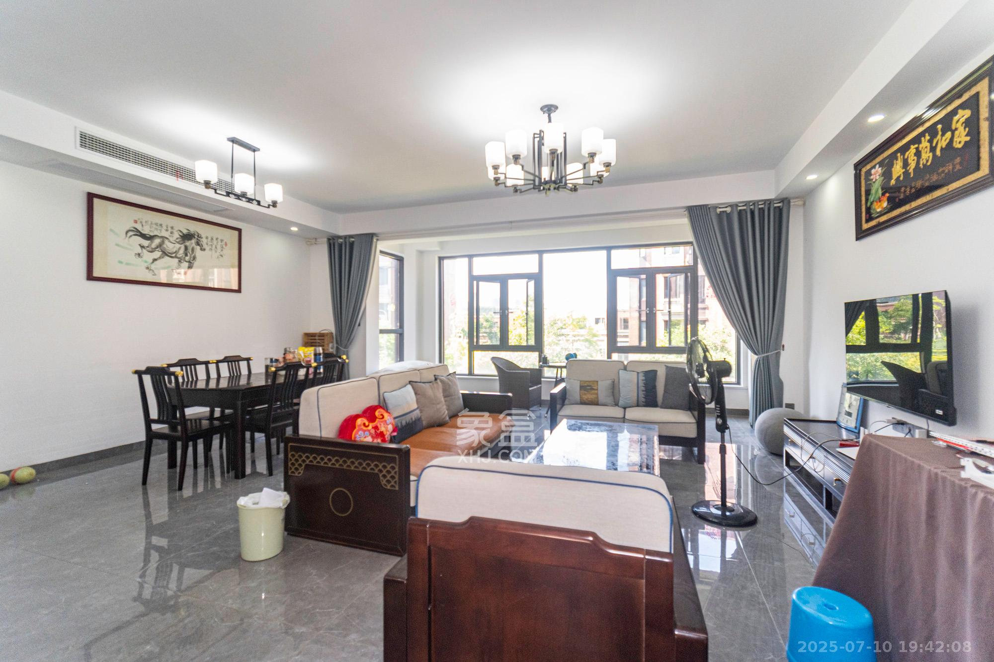 金地艺境 6室3厅2卫 246.8万 金地艺境 6室3厅2卫 246.8万客厅