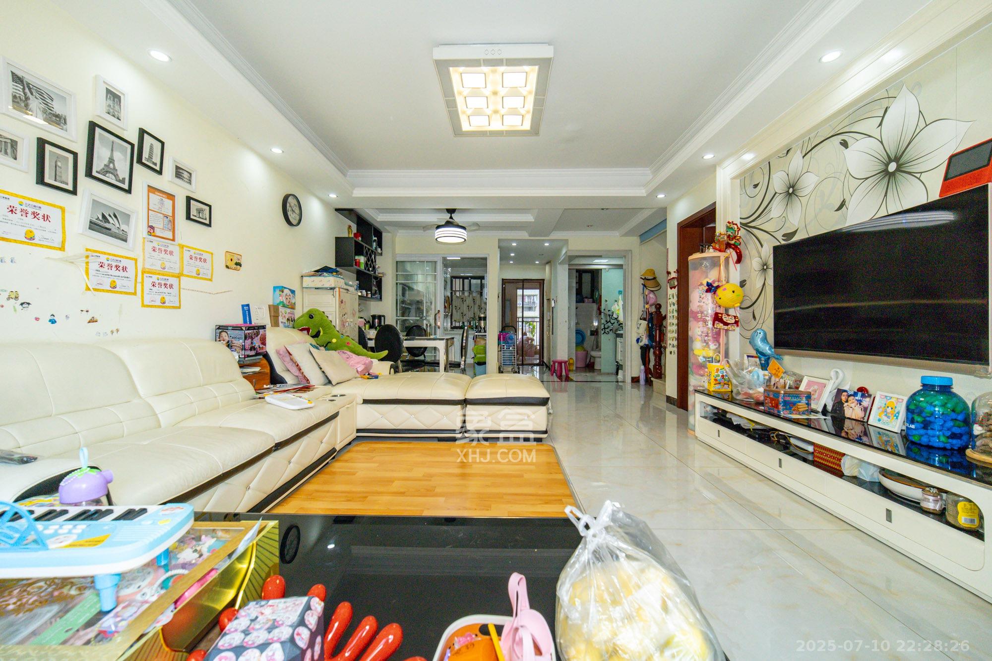 星湖湾一期高层  4室2厅2卫    109.9万 星湖湾一期高层  4室2厅2卫    109.9万客厅