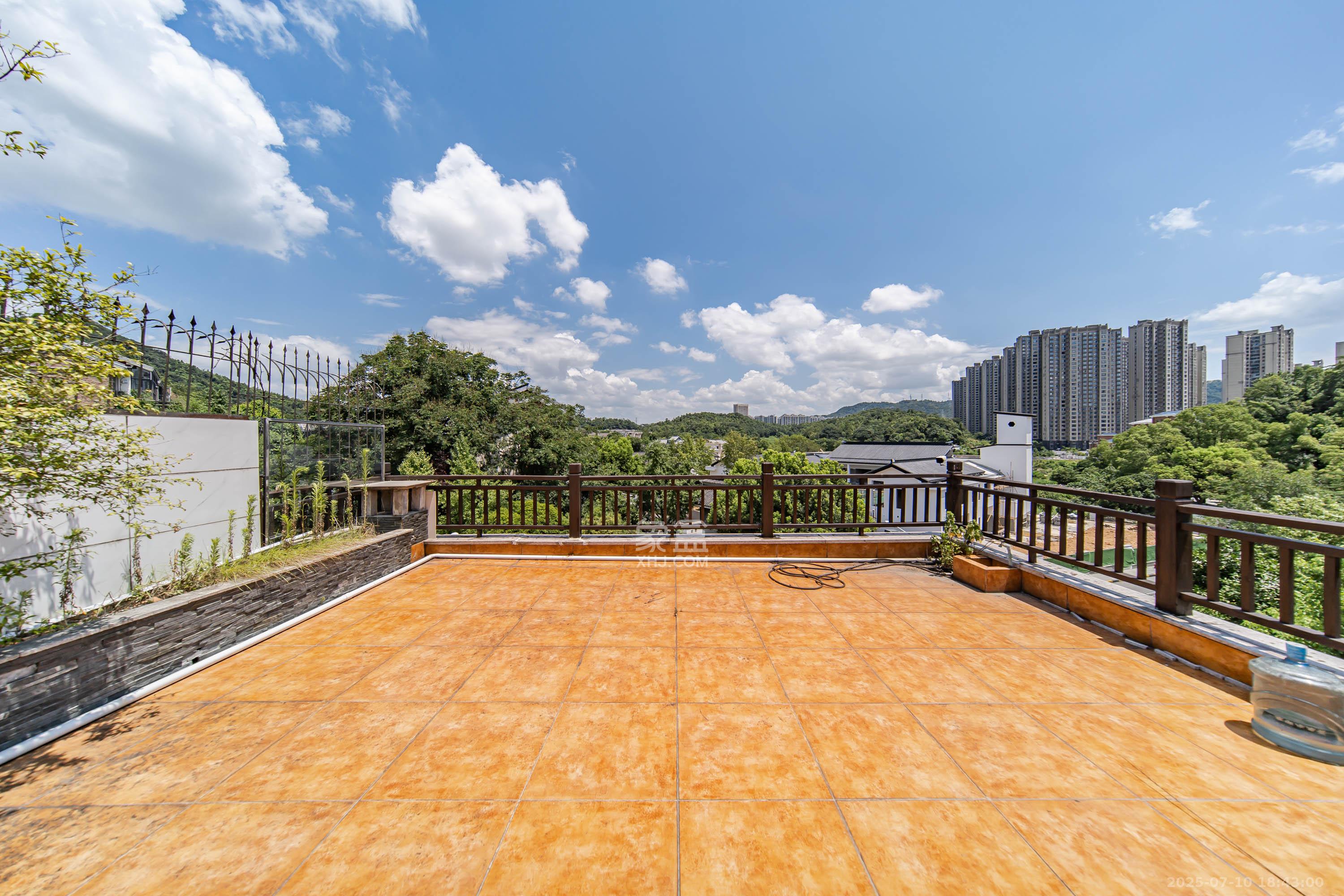 金科东方大院五期  5室2厅3卫    590.0万阳台