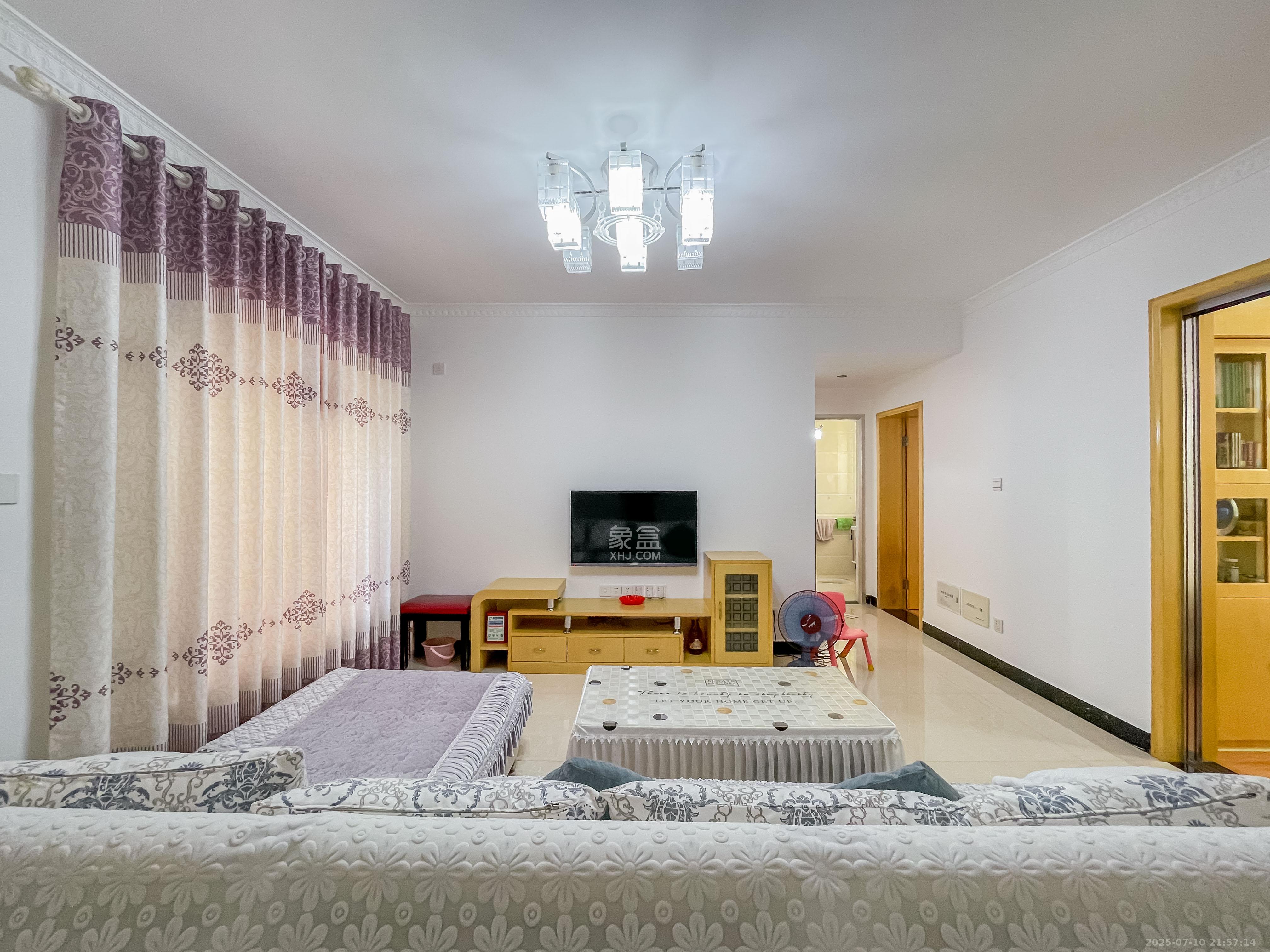 中国铁建国际城一期 3室2厅1卫 55.0万 中国铁建国际城一期 3室2厅1卫 55.0万客厅