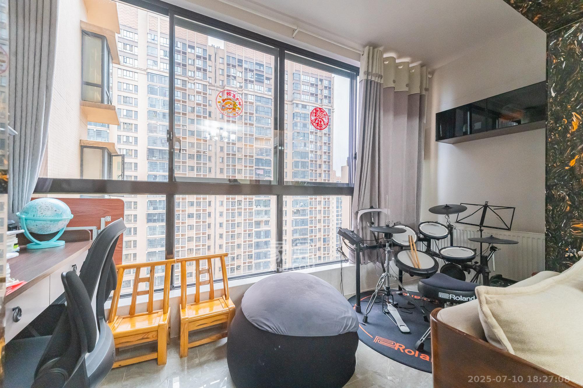 深业睿城  4室2厅1卫    121.8万 深业睿城  4室2厅1卫    121.8万阳台