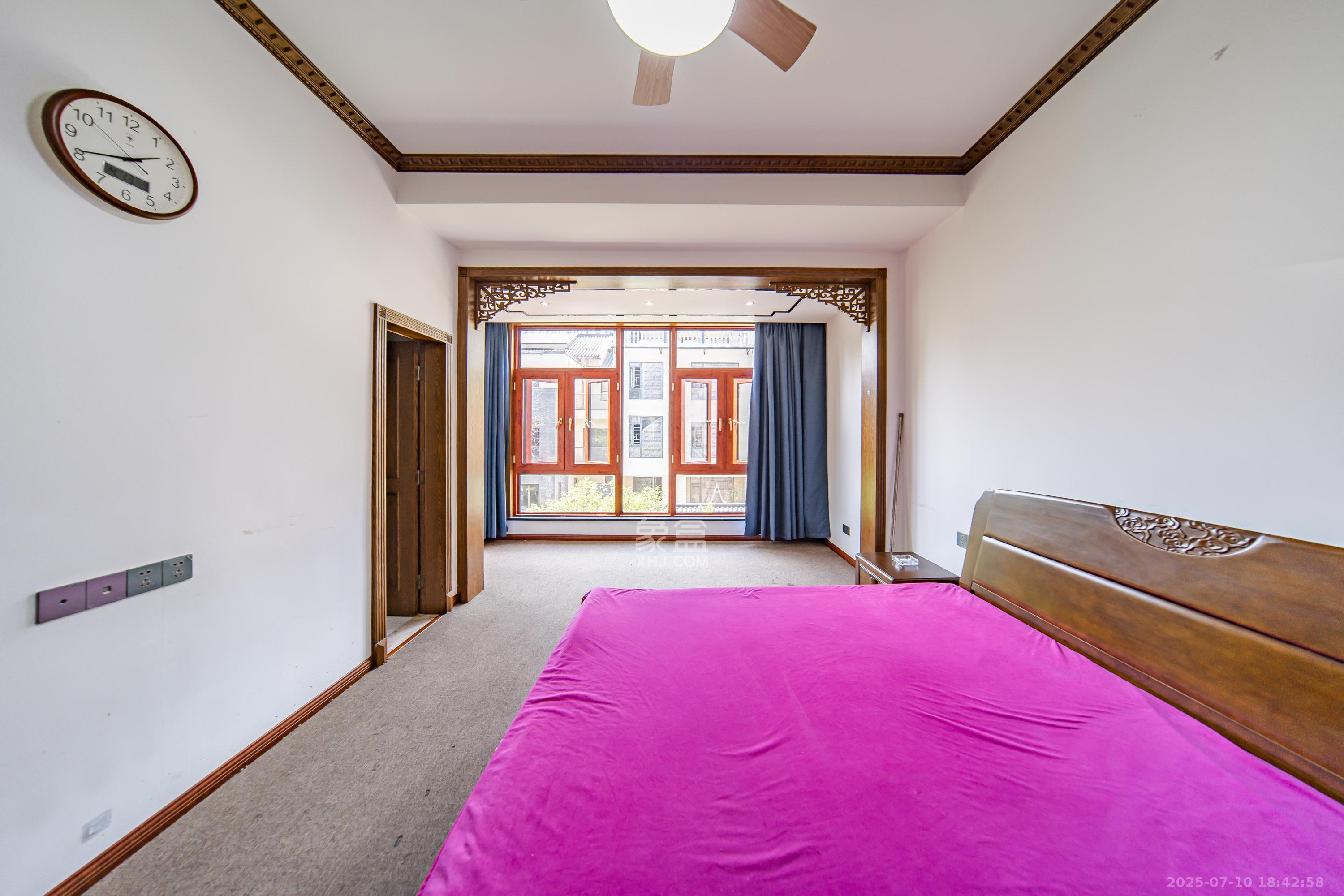 金科东方大院五期  5室2厅3卫    590.0万 金科东方大院五期  5室2厅3卫    590.0万卧室