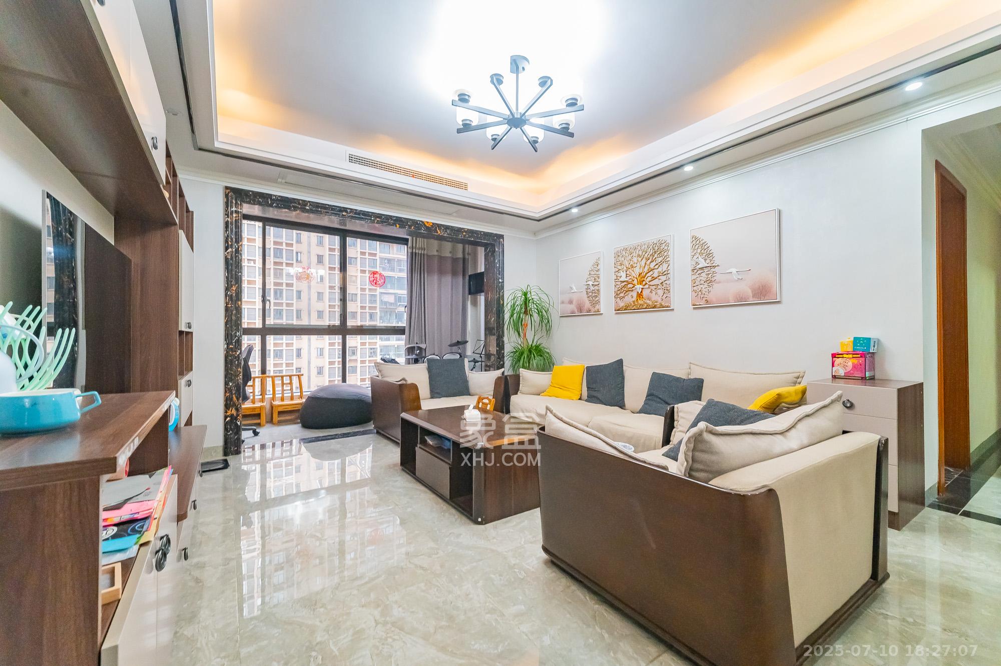 深业睿城  4室2厅1卫    121.8万 深业睿城  4室2厅1卫    121.8万客厅