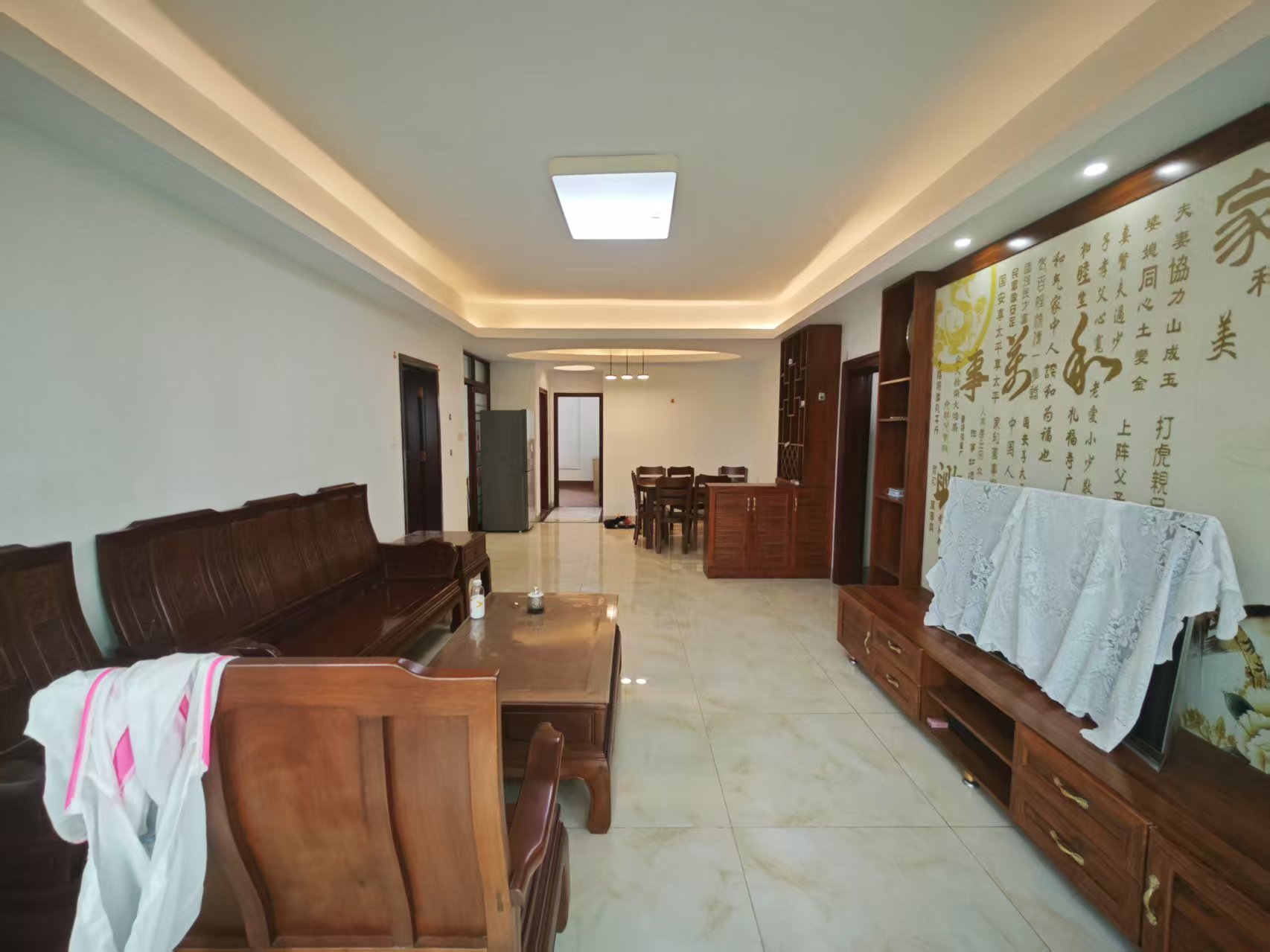 海天逸舍 3室2厅2卫 3500.0元/月 海天逸舍 3室2厅2卫 3500.0元/月室内图