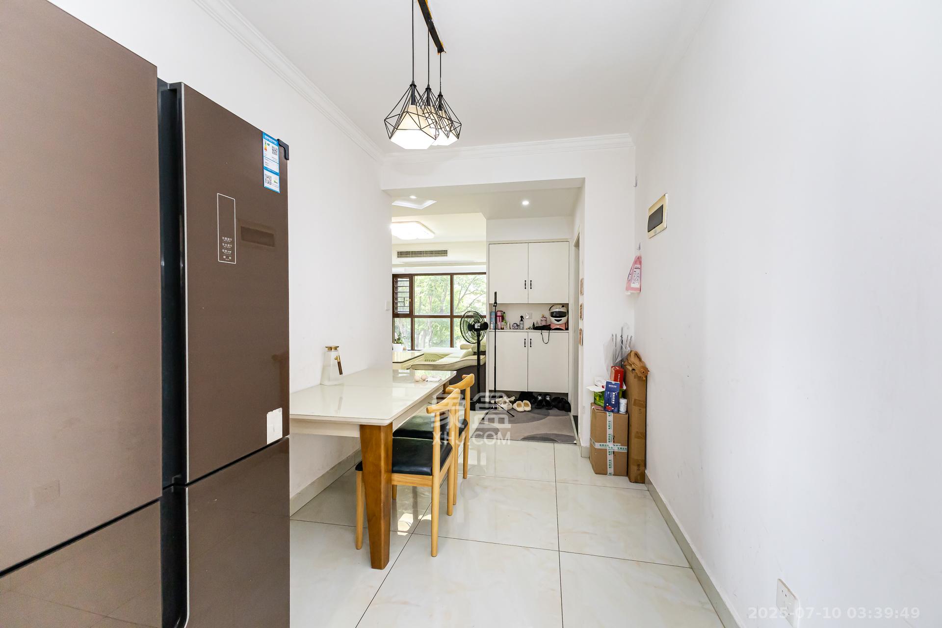 嘉宇银杉(嘉宇西苑) 3室2厅2卫 104.0万 嘉宇银杉(嘉宇西苑) 3室2厅2卫 104.0万客厅