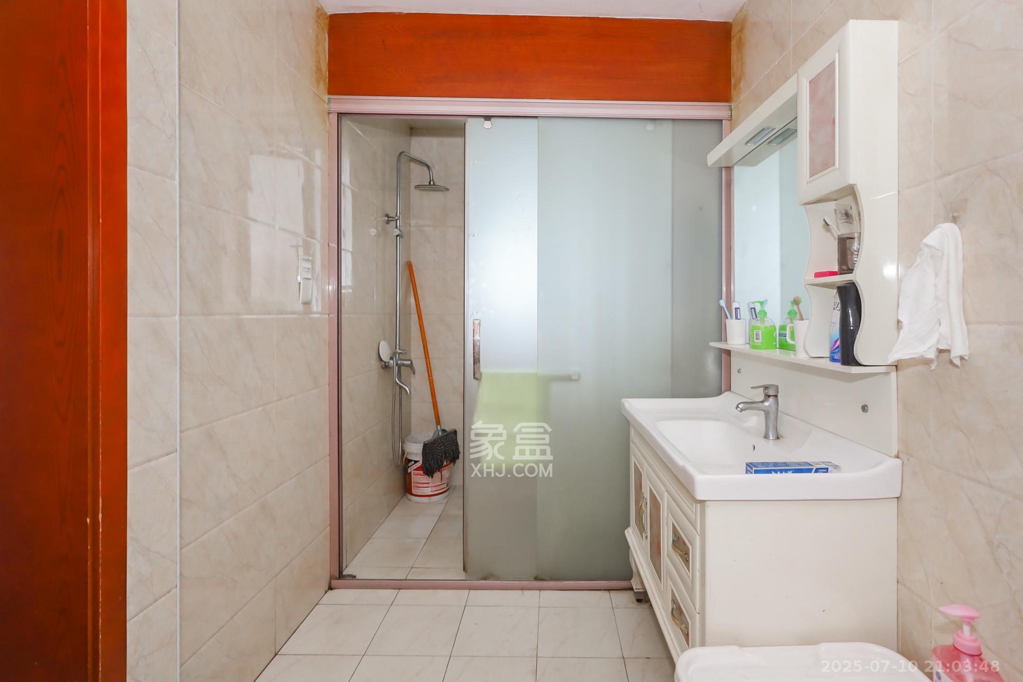 美林银谷 4室2厅1卫 136.0万 美林银谷 4室2厅1卫 136.0万卫生间