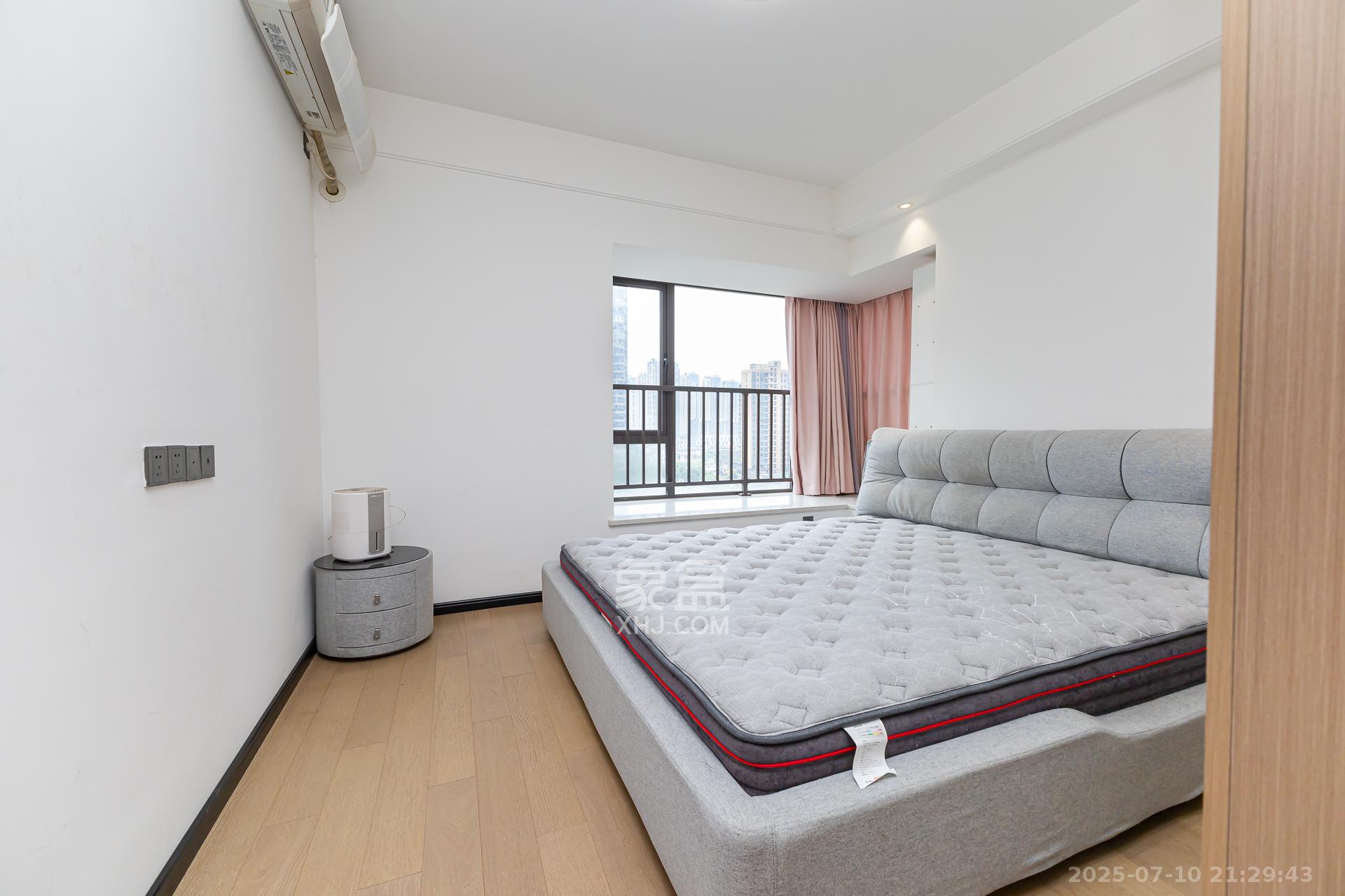 润和滨江府 3室2厅2卫 105.0万 润和滨江府 3室2厅2卫 105.0万卧室