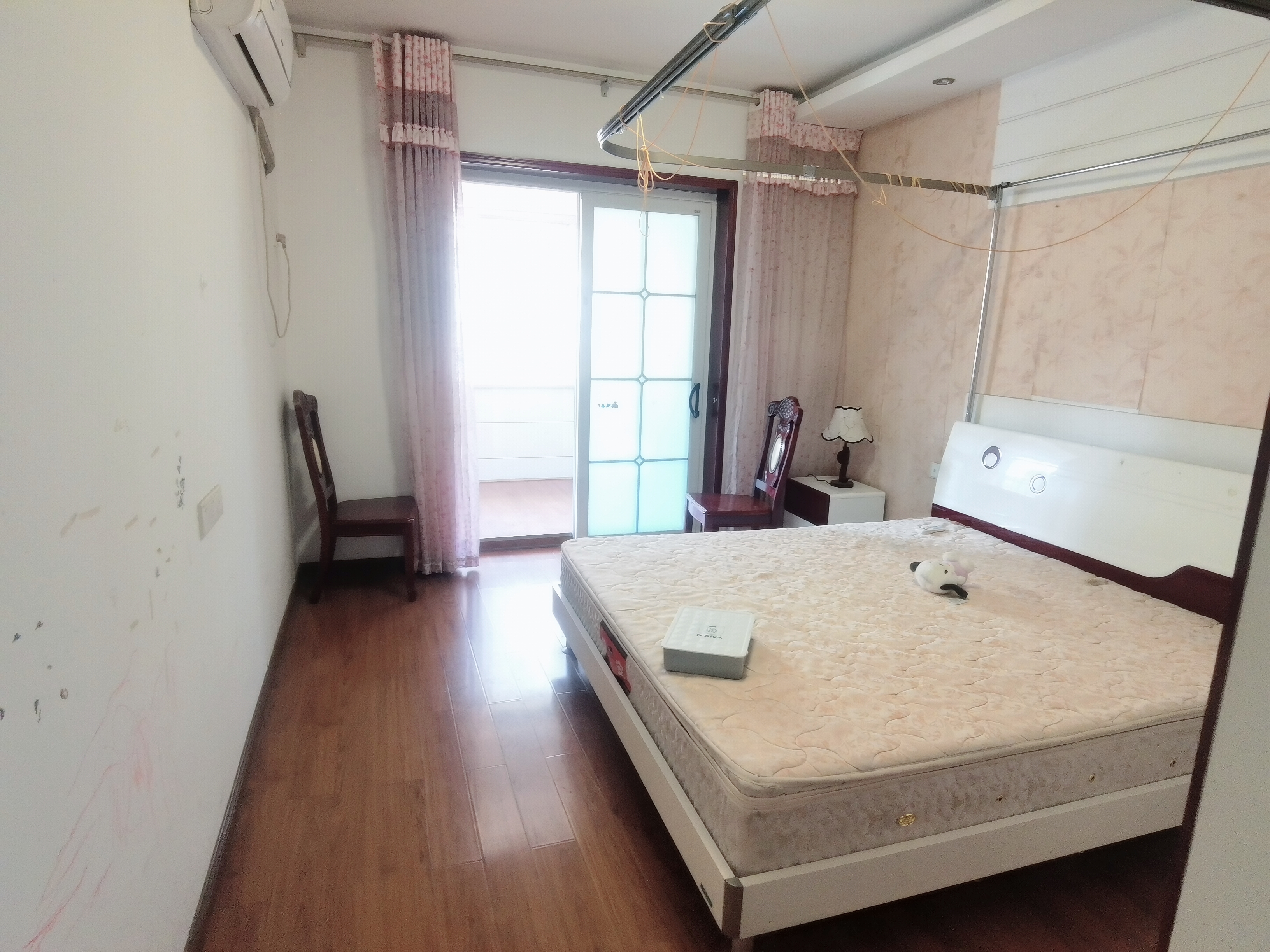 春晓小区  3室2厅2卫    1400.0元/月 春晓小区  3室2厅2卫    1400.0元/月室内图