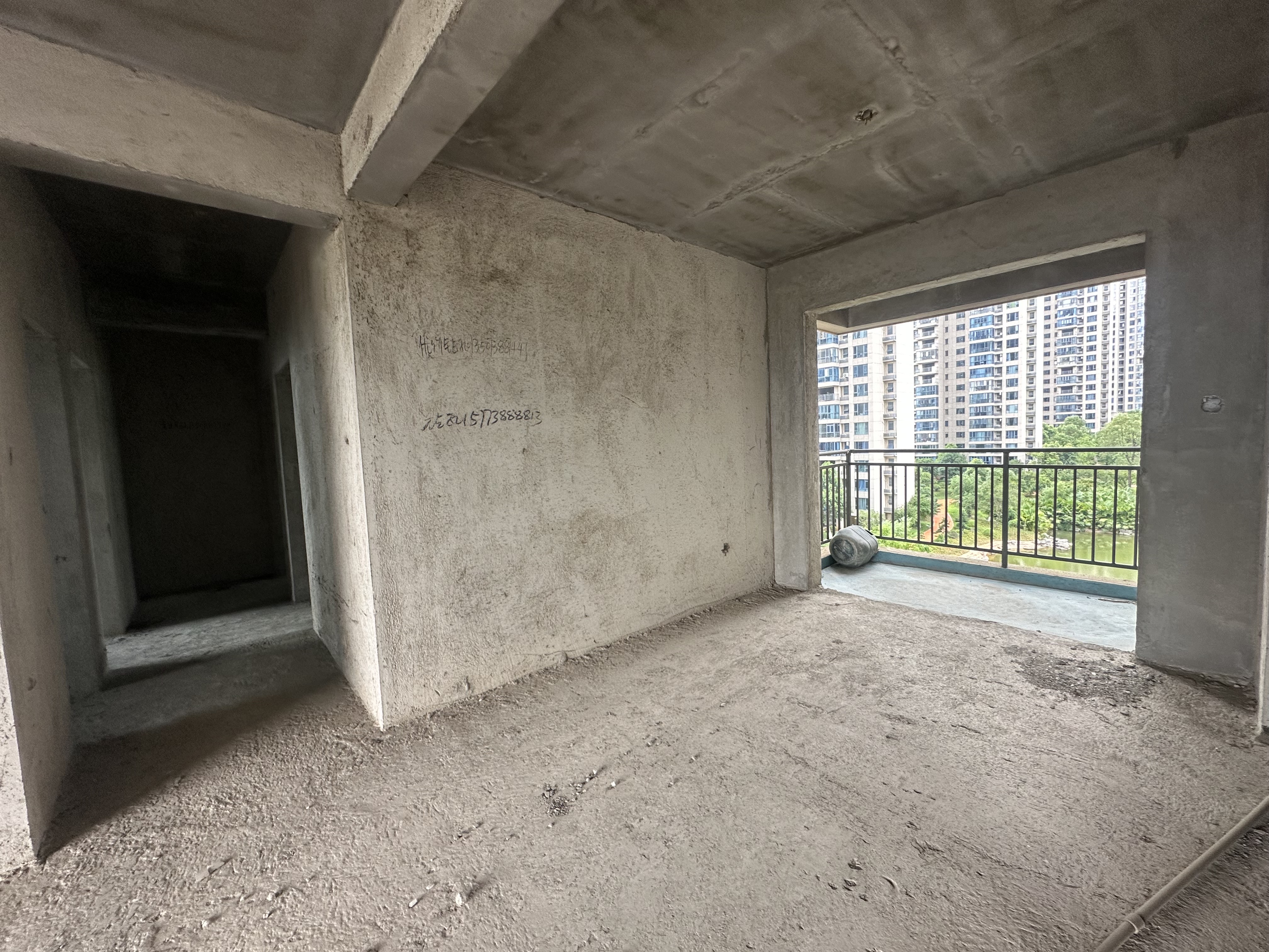 大同沁园  4室2厅2卫    72.8万客厅