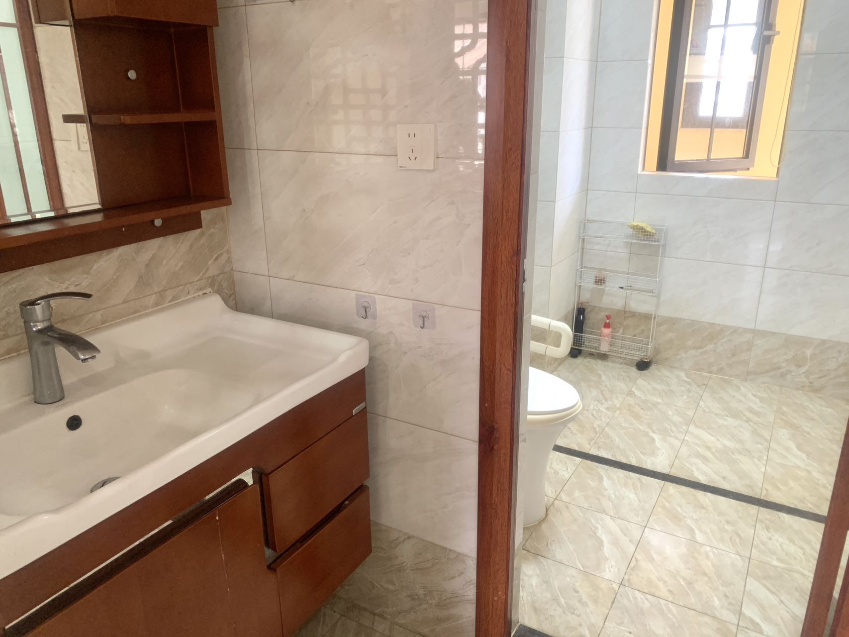 美林谷  2室2厅1卫    350.0万 美林谷  2室2厅1卫    350.0万客厅