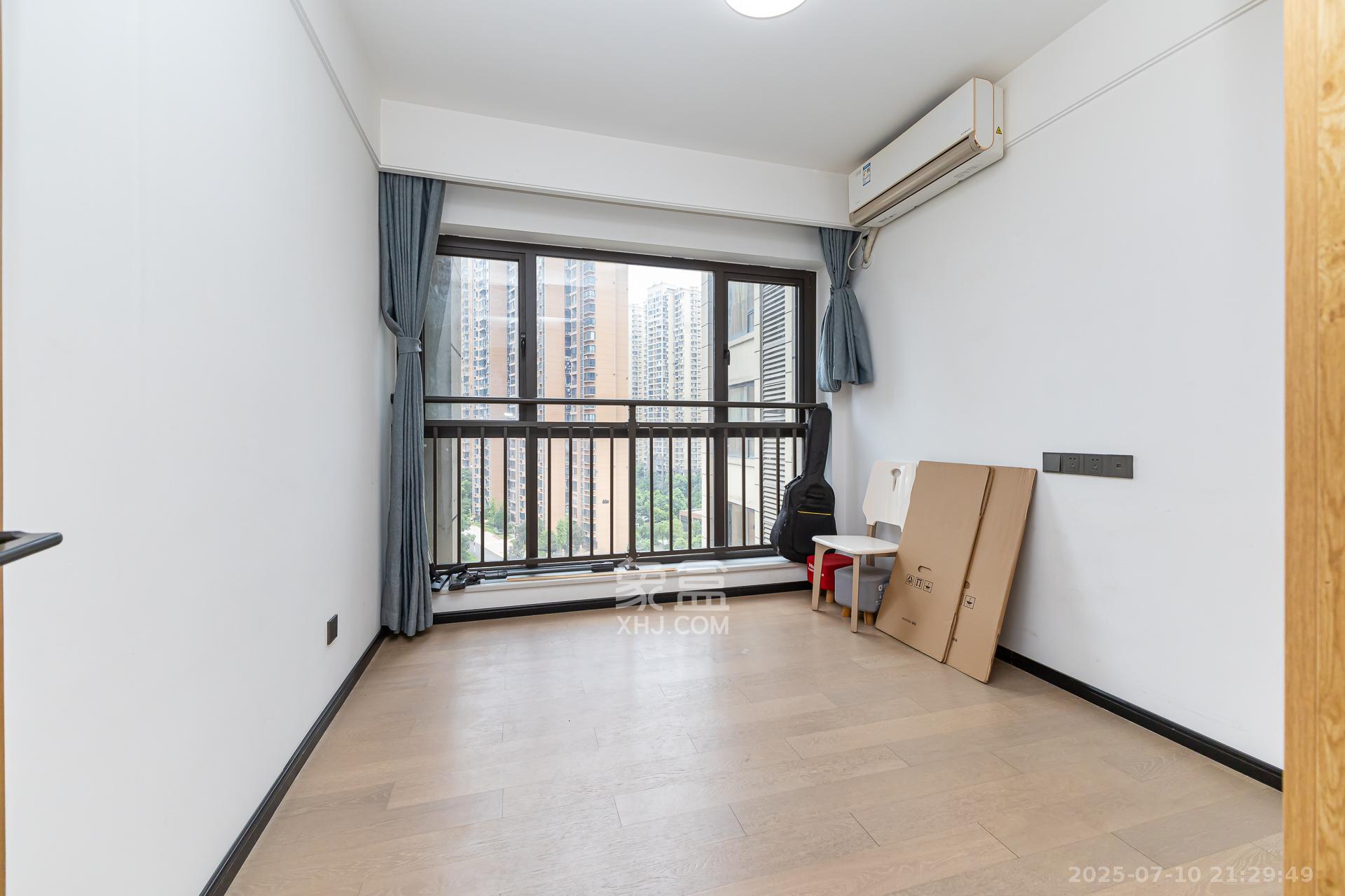 润和滨江府 3室2厅2卫 105.0万 润和滨江府 3室2厅2卫 105.0万卧室