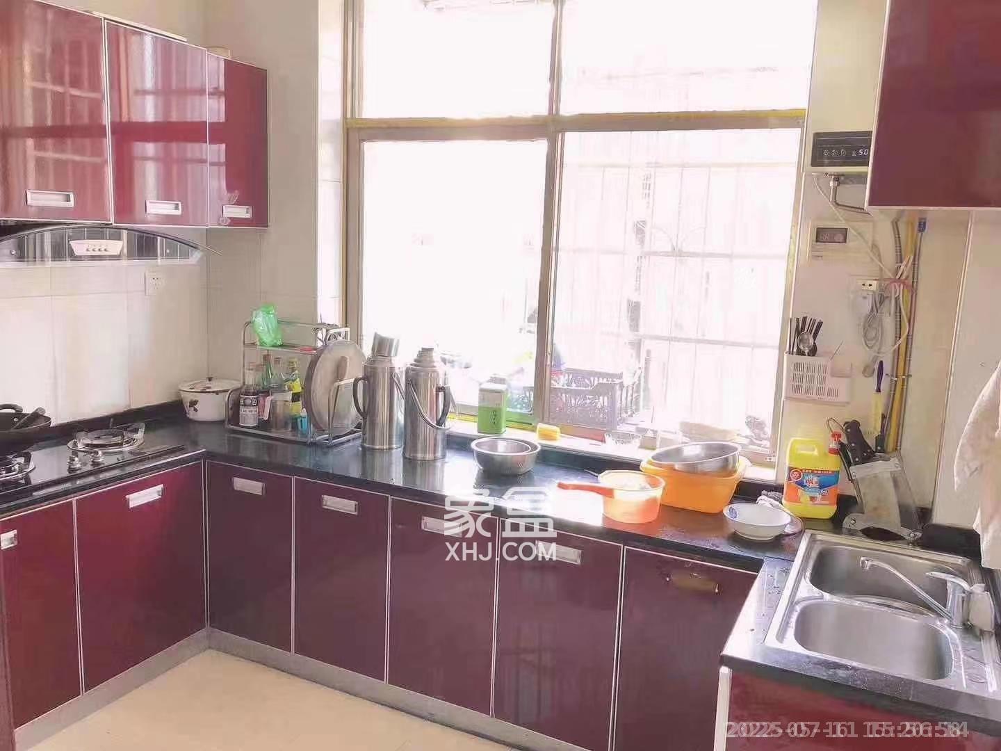 梧桐小区  3室2厅2卫   30.00万客厅