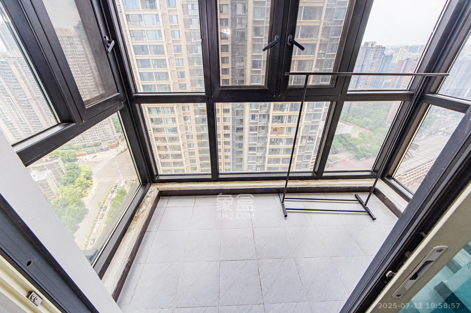 北辰三角洲E7区  4室2厅2卫    230.0万阳台