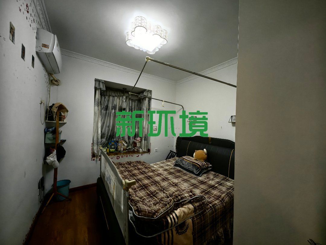 尚东御园  4室2厅2卫   68.00万客厅