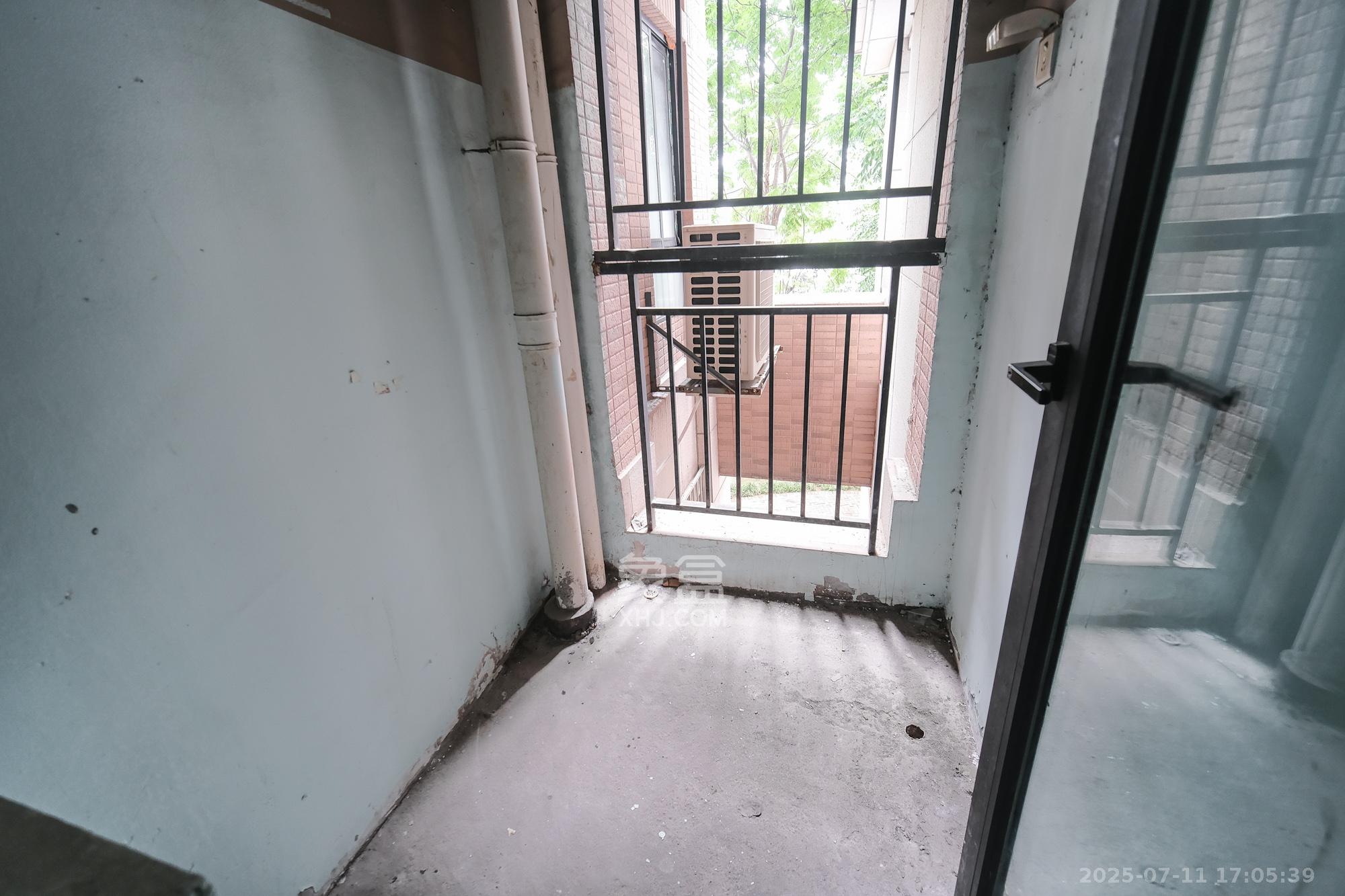 三一街区  1室2厅1卫   100.00万阳台