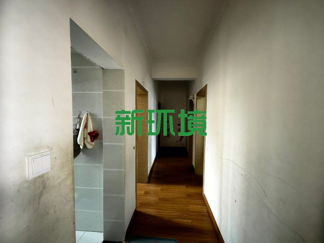 尚东御园  4室2厅2卫   68.00万客厅