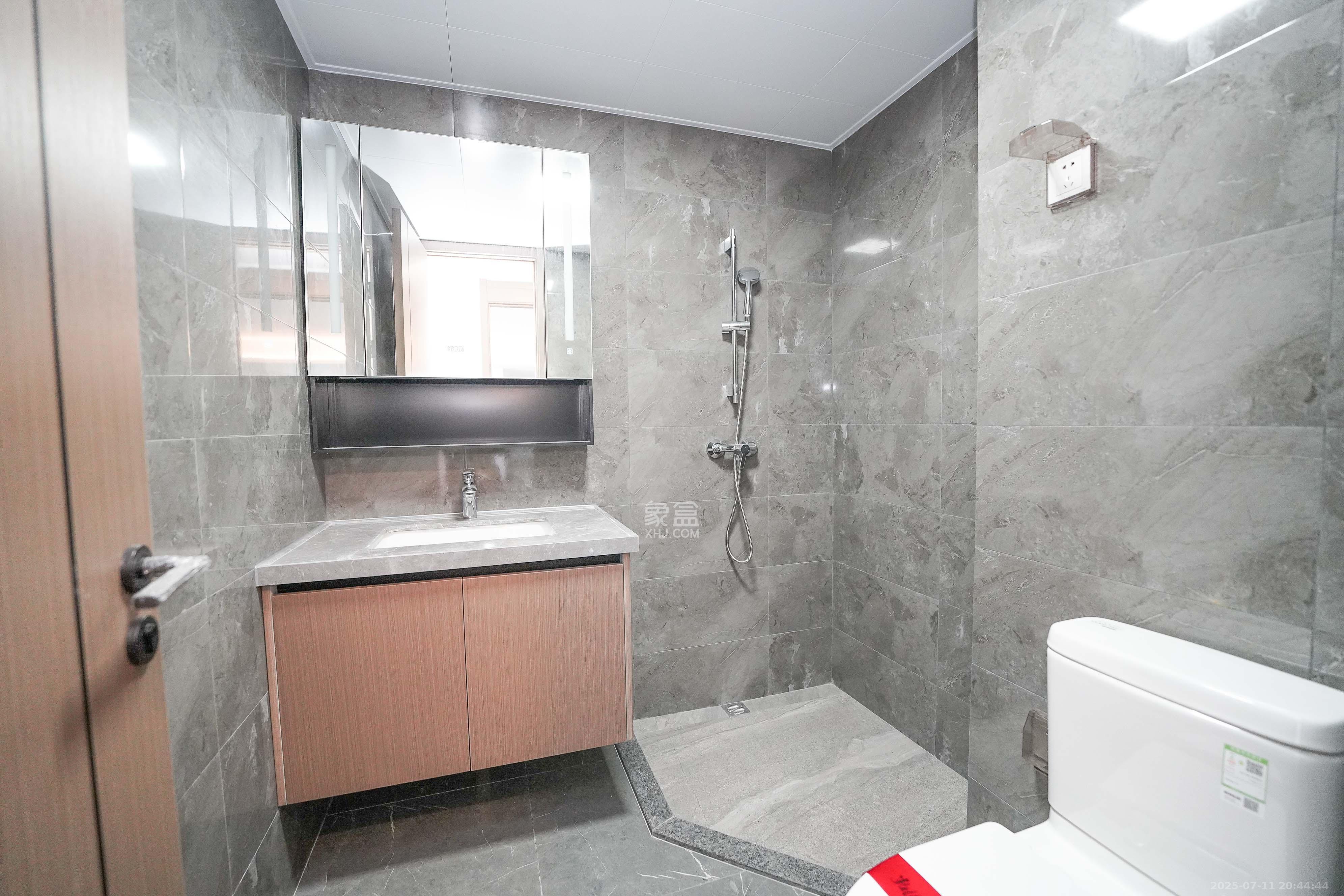 中海寰宇天下  4室2厅3卫    230.0万 中海寰宇天下  4室2厅3卫    230.0万卫生间