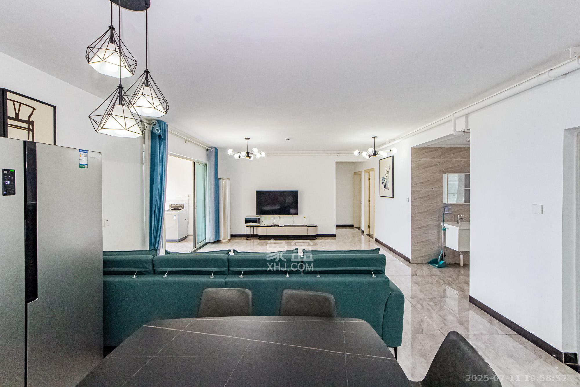 北辰三角洲E7区 4室2厅2卫 230.0万 北辰三角洲E7区 4室2厅2卫 230.0万客厅