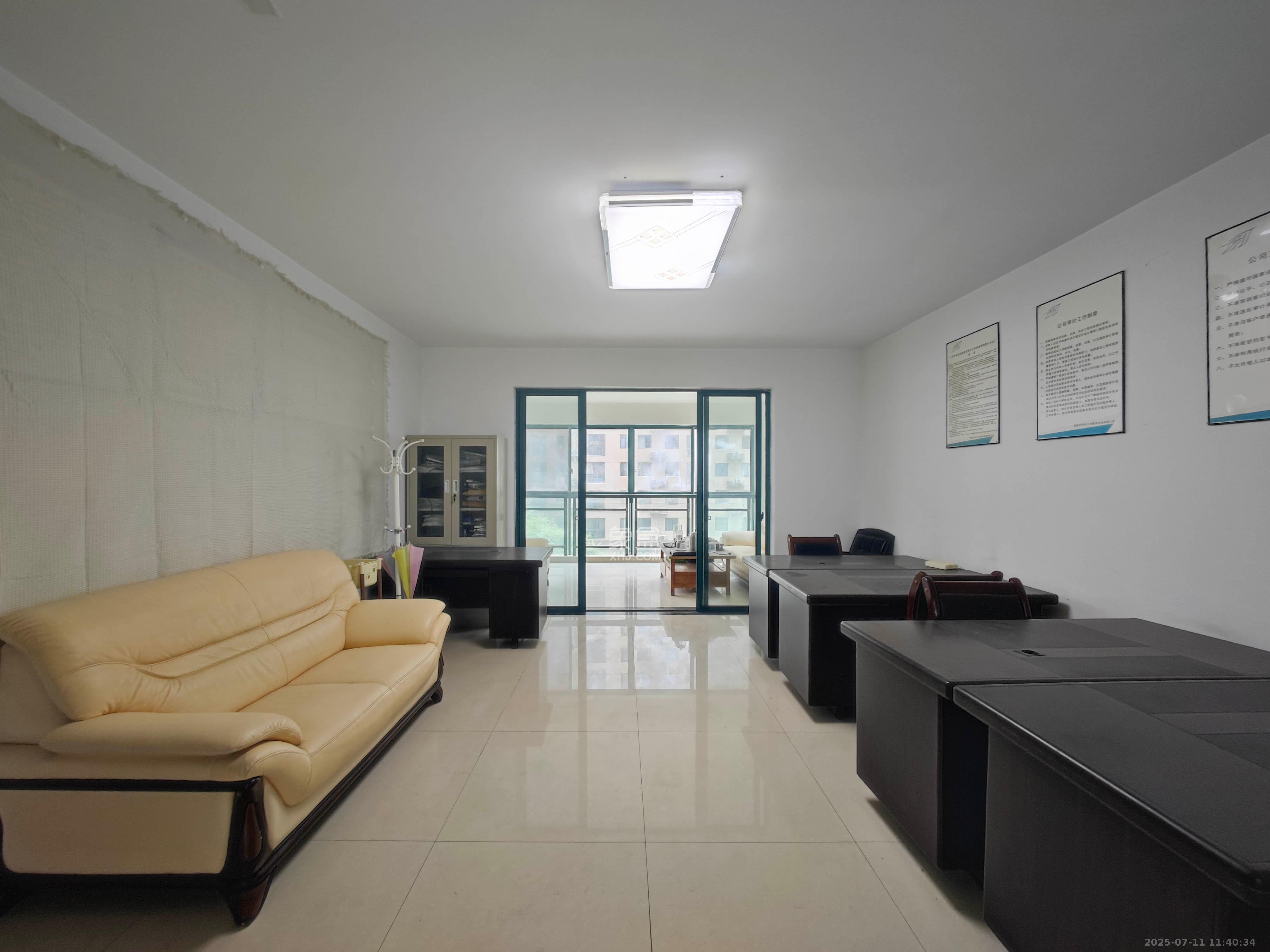 华盛世纪新城 4室2厅2卫 155.0万 华盛世纪新城 4室2厅2卫 155.0万客厅