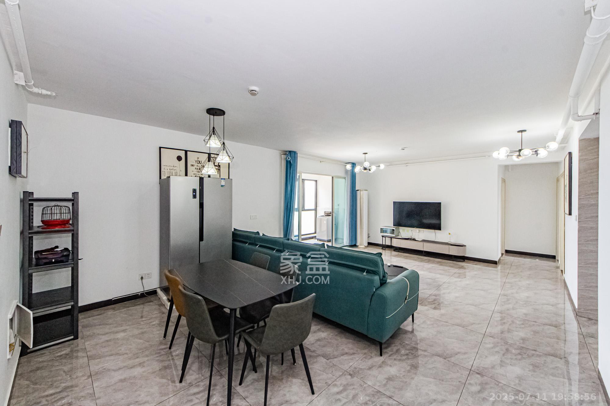 北辰三角洲E7区 4室2厅2卫 230.0万 北辰三角洲E7区 4室2厅2卫 230.0万客厅