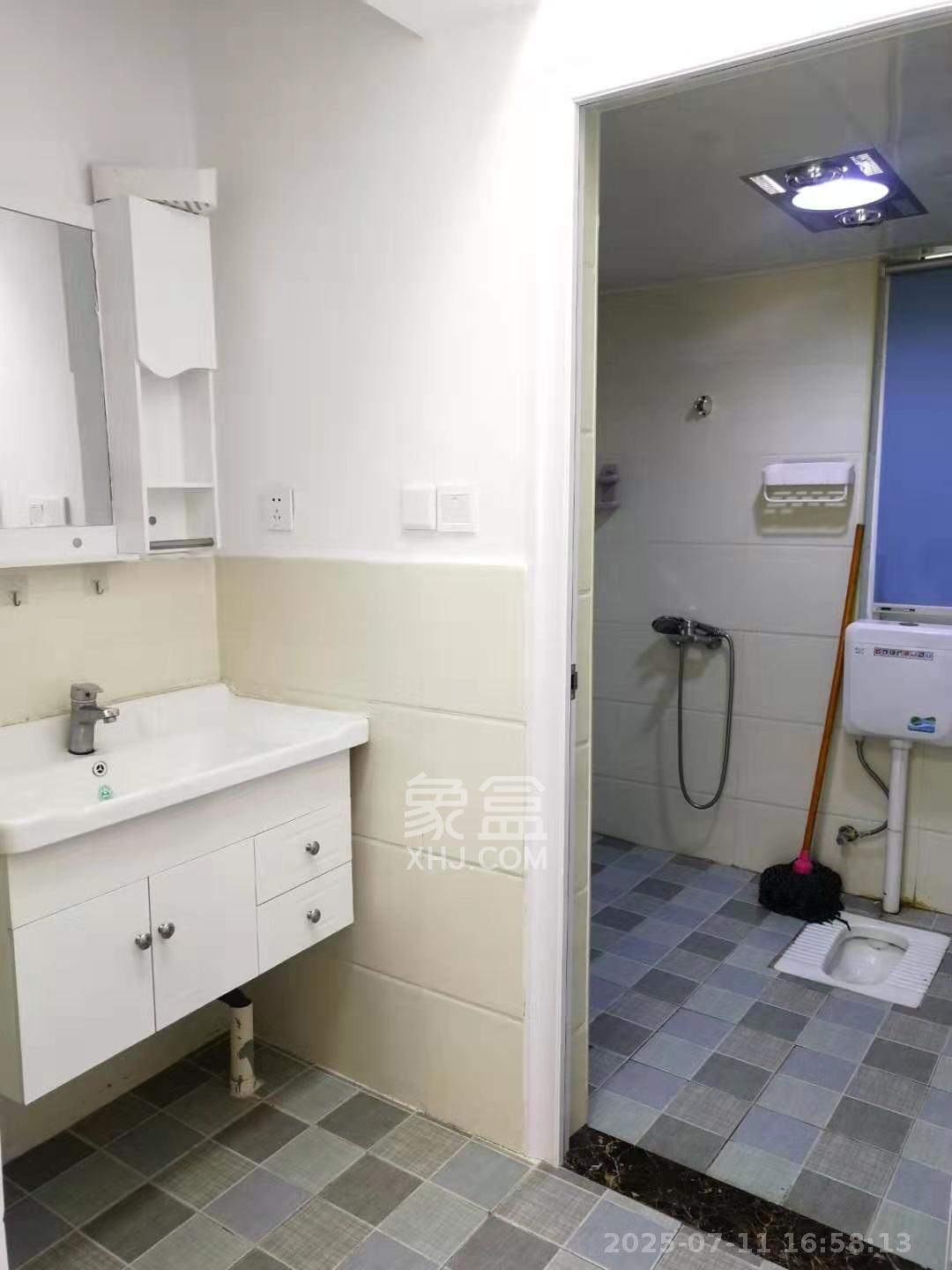 山水湾  3室2厅2卫   2200.00元/月室内图
