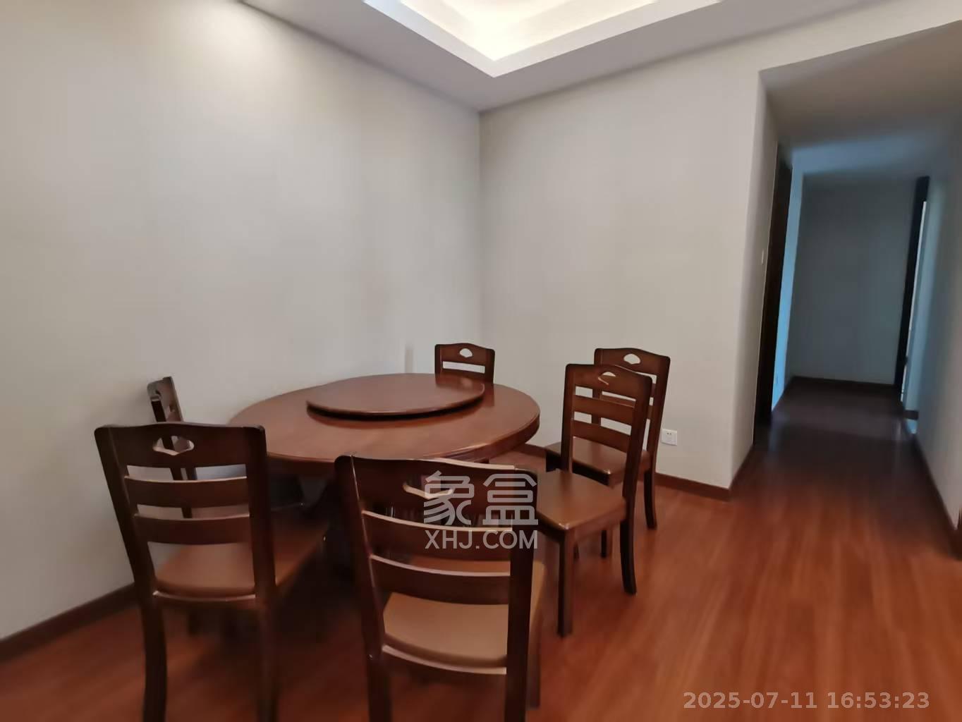 荣泰广场 3室2厅1卫 2100.0元/月 荣泰广场 3室2厅1卫 2100.0元/月室内图