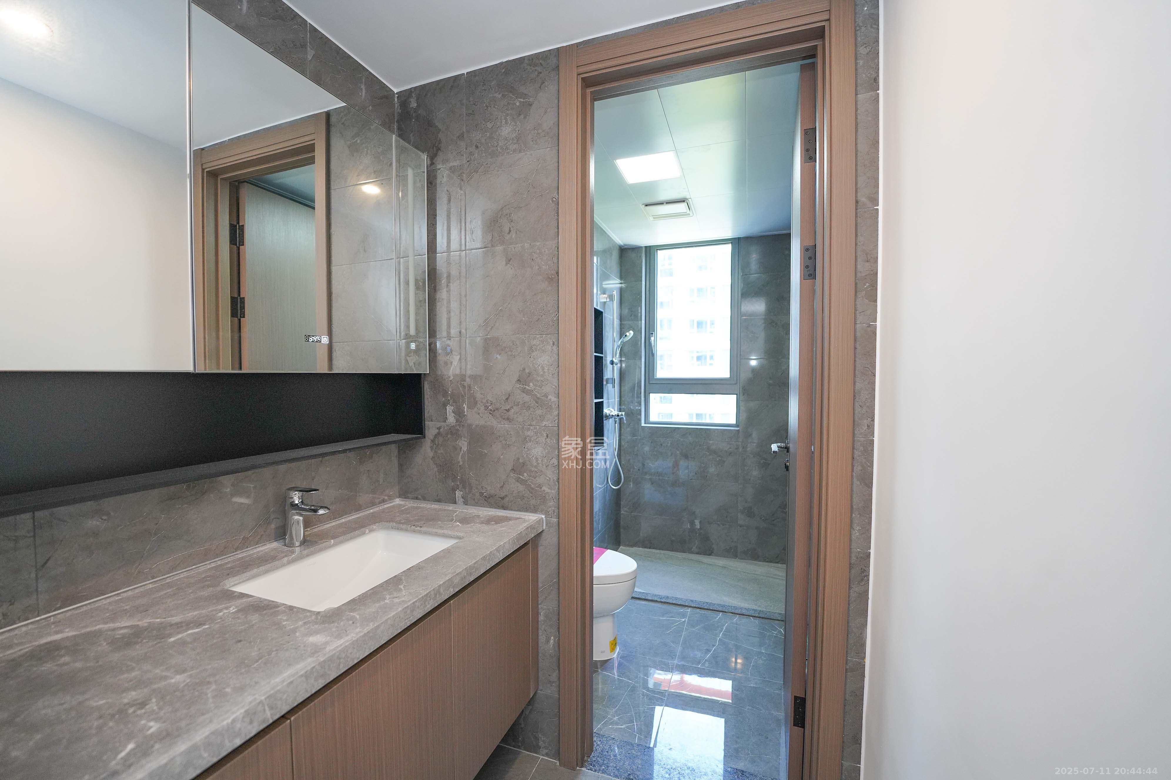 中海寰宇天下  4室2厅3卫    230.0万 中海寰宇天下  4室2厅3卫    230.0万卫生间