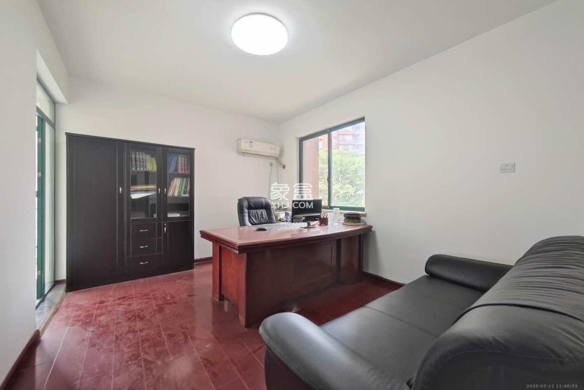 华盛世纪新城 4室2厅2卫 155.0万 华盛世纪新城 4室2厅2卫 155.0万卧室