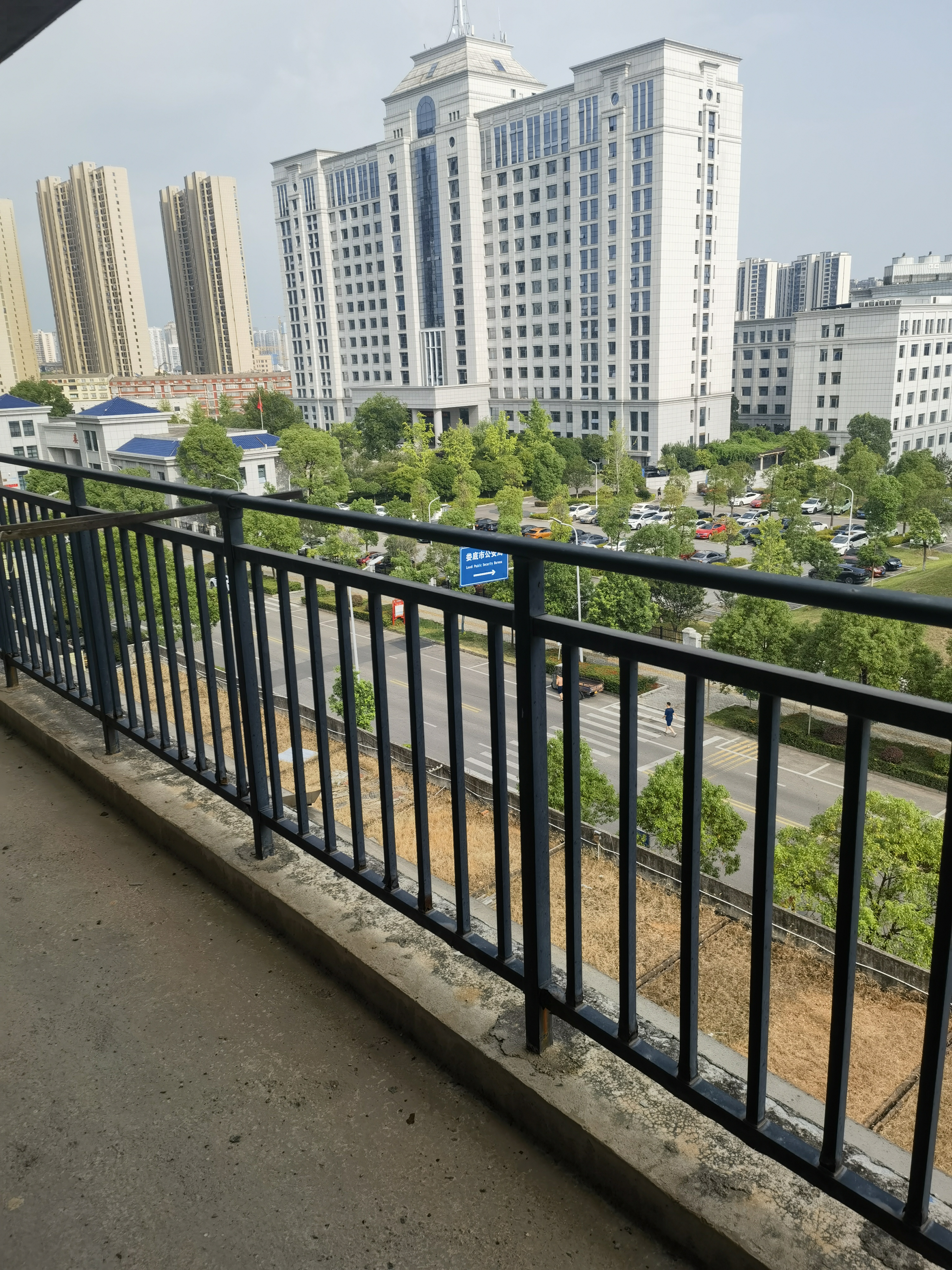 新公安局民警住宅小区  4室2厅2卫    68.0万
