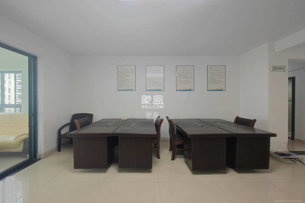 华盛世纪新城 4室2厅2卫 155.0万 华盛世纪新城 4室2厅2卫 155.0万客厅